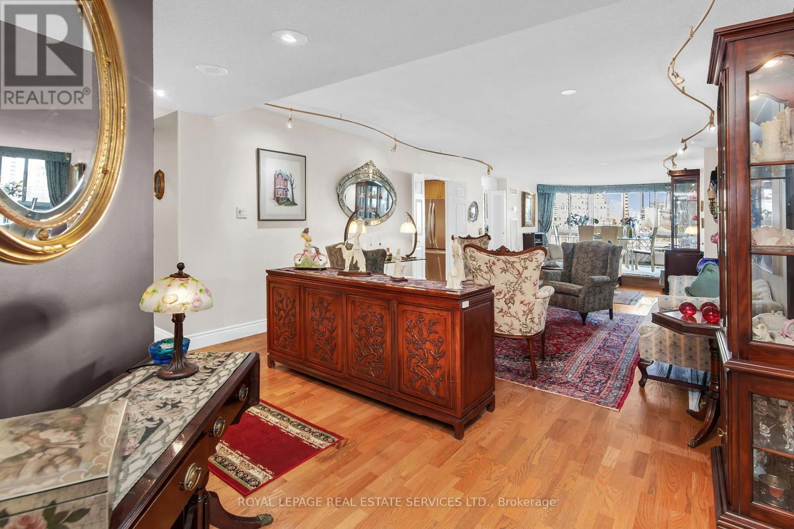 












609 - 130 CARLTON STREET

,
Toronto,




Ontario
M5A4K3

