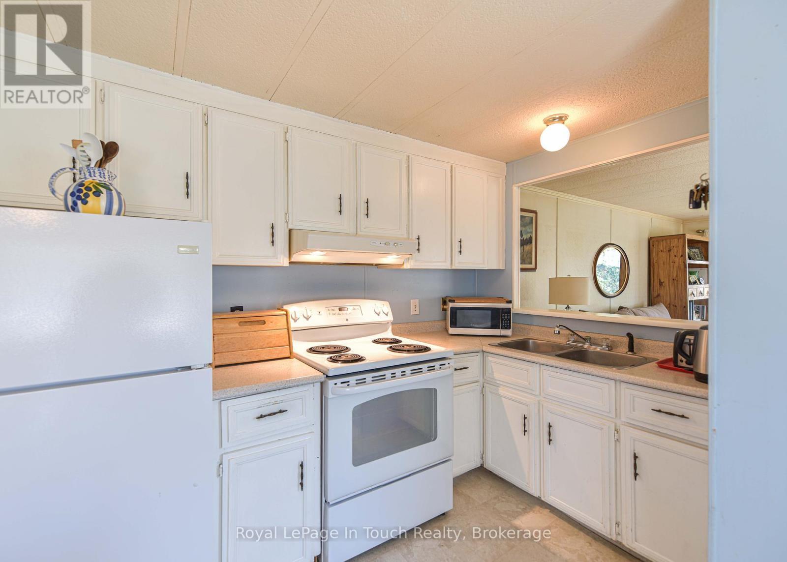 












4106 ASH CRESCENT

,
Severn,




Ontario
L3V0V1

