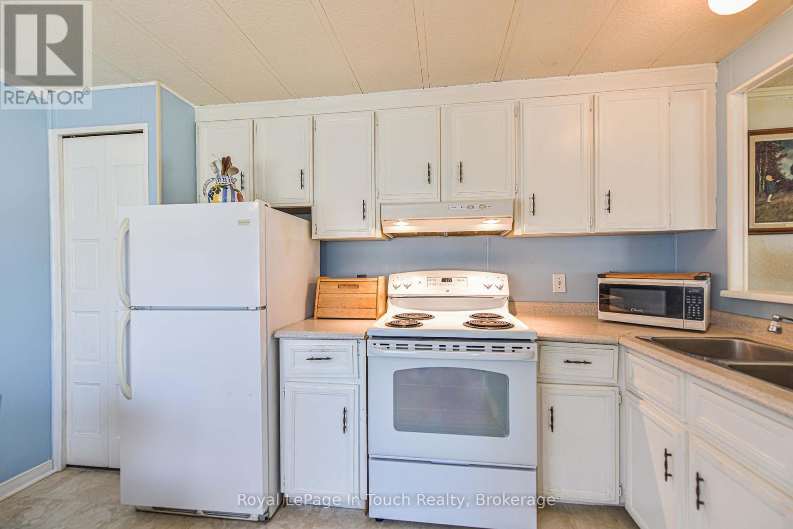 












4106 ASH CRESCENT

,
Severn,




Ontario
L3V0V1


