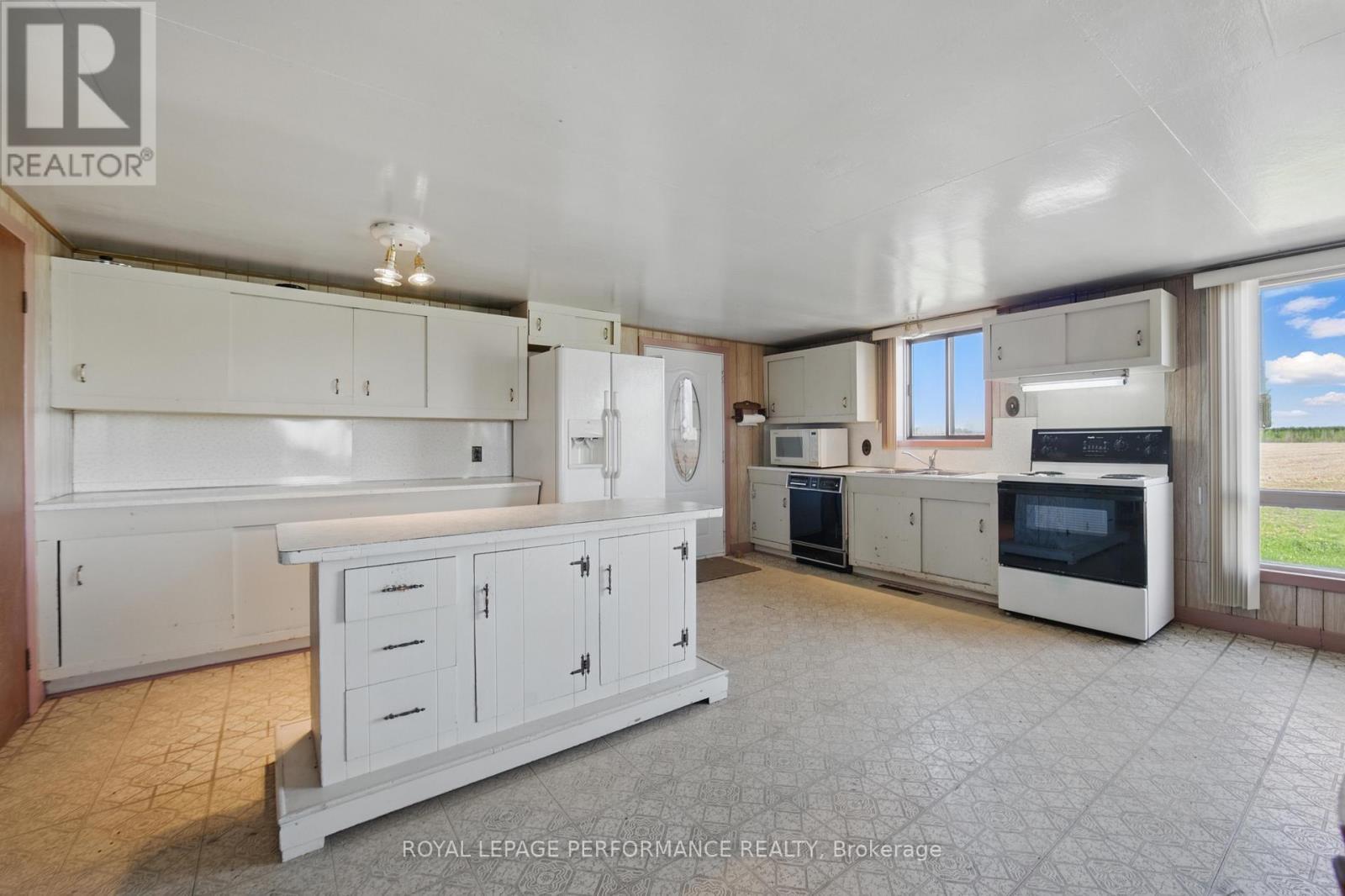 












3300 COUNTY RD 14 CONCESSION

,
East Hawkesbury,




Ontario
K0B1B0

