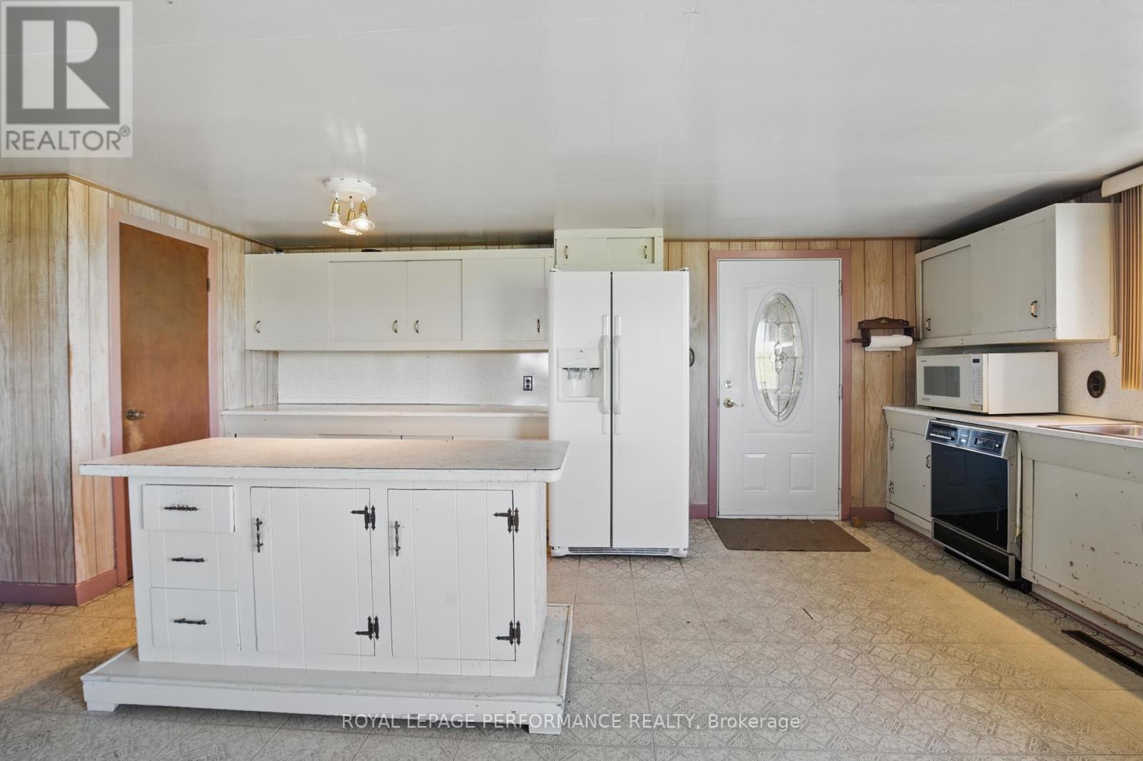 












3300 COUNTY RD 14 CONCESSION

,
East Hawkesbury,




Ontario
K0B1B0

