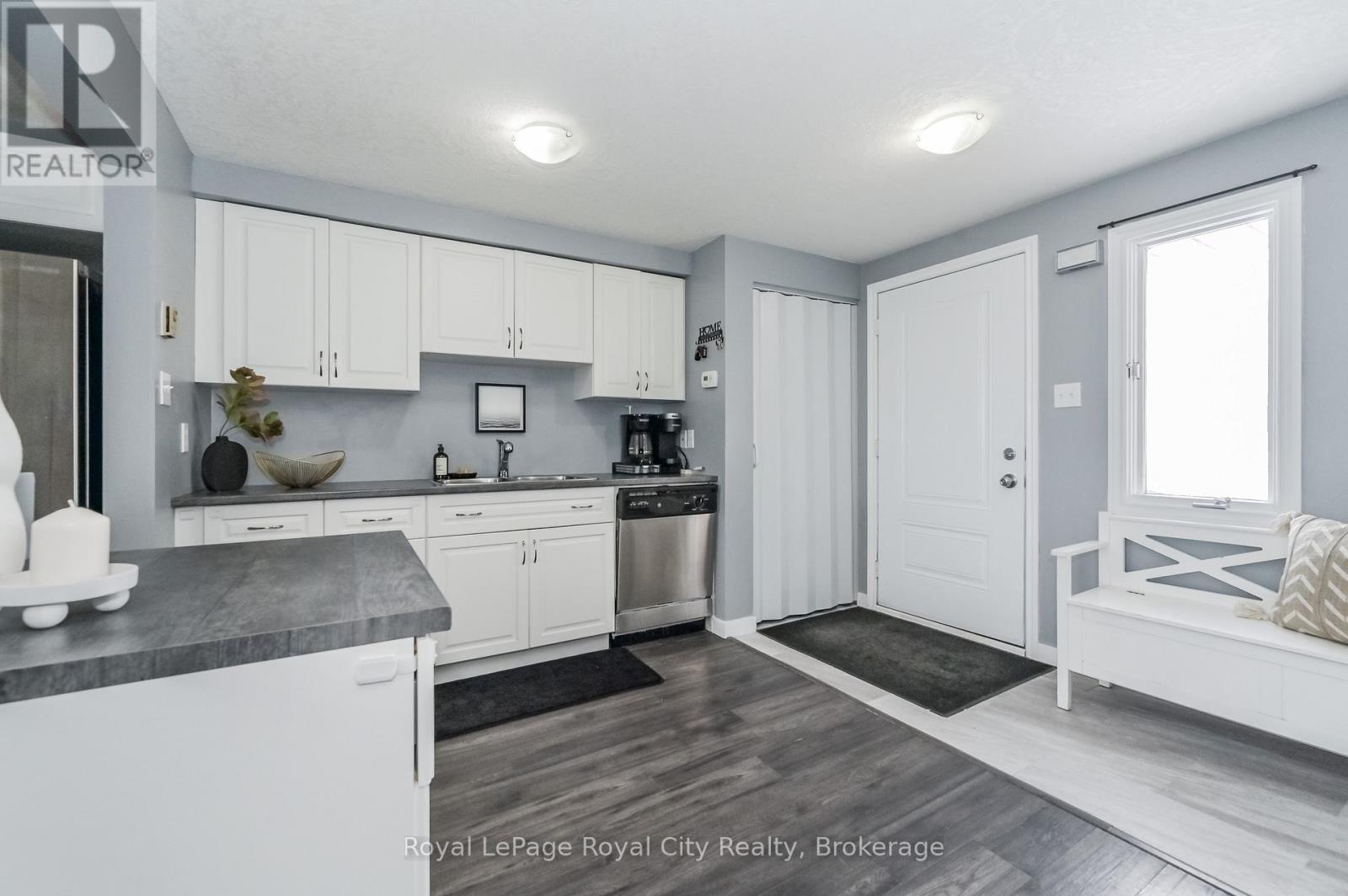 












300 STORNOWAY DRIVE

,
Centre Wellington (Fergus),




Ontario
N1M3K6

