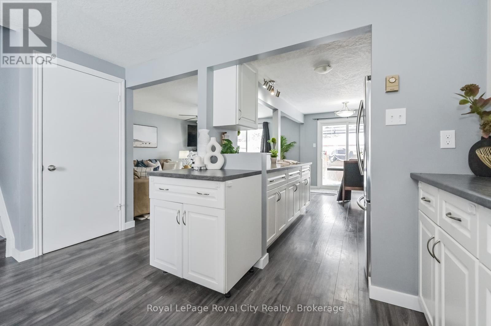 












300 STORNOWAY DRIVE

,
Centre Wellington (Fergus),




Ontario
N1M3K6

