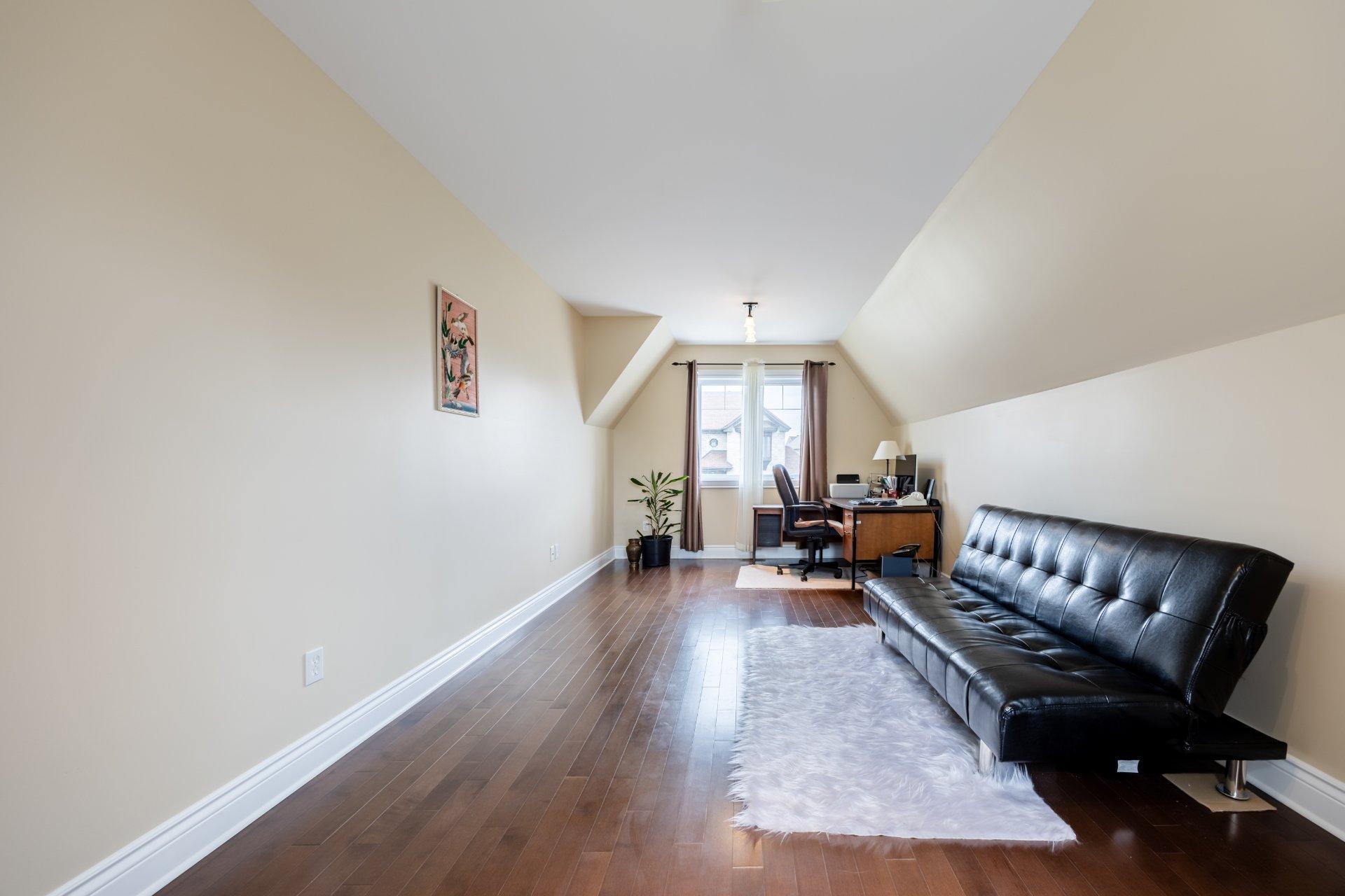 









7775


Rue de Lausanne

,
Brossard,




QC
J4Y0J4

