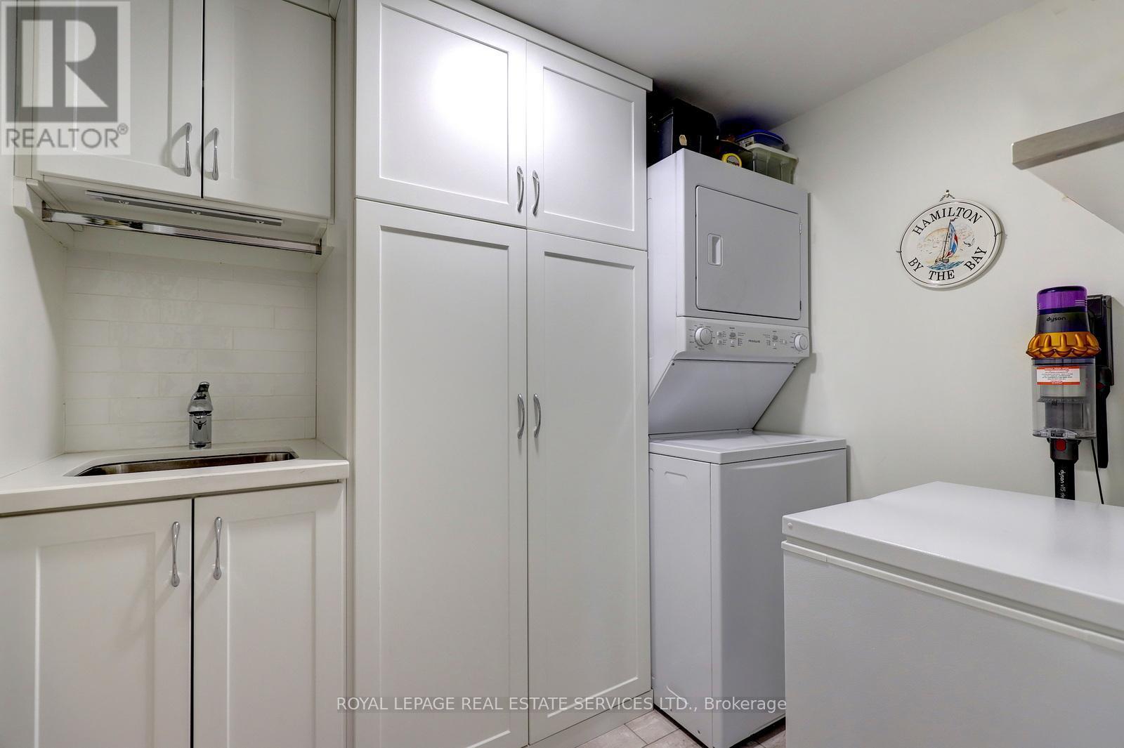 












PH11C - 2190 LAKESHORE ROAD

,
Burlington,




Ontario
L7R4K1

