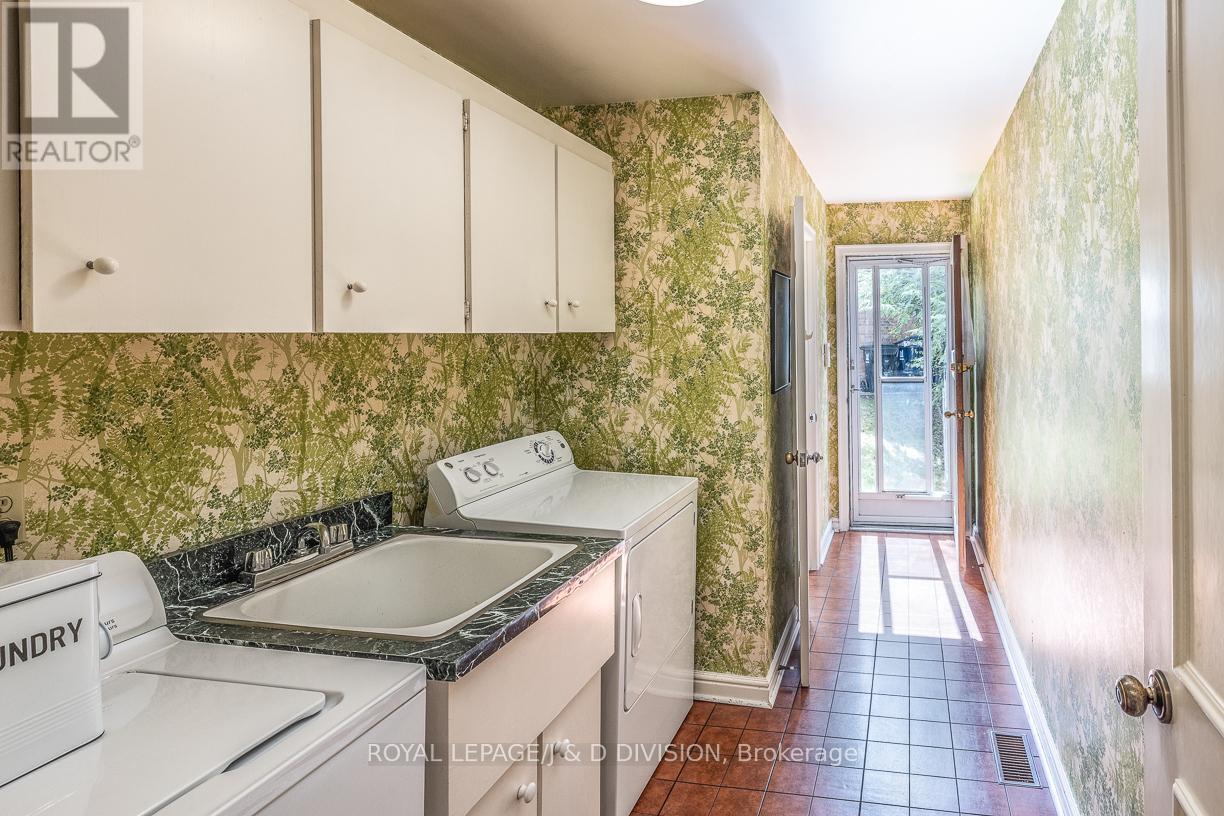 












16 BOBWHITE CRESCENT

,
Toronto,




Ontario
M2L2E1

