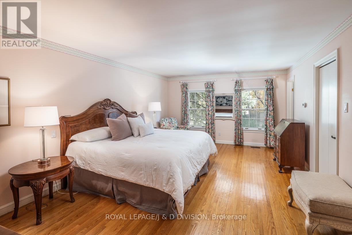 












16 BOBWHITE CRESCENT

,
Toronto,




Ontario
M2L2E1


