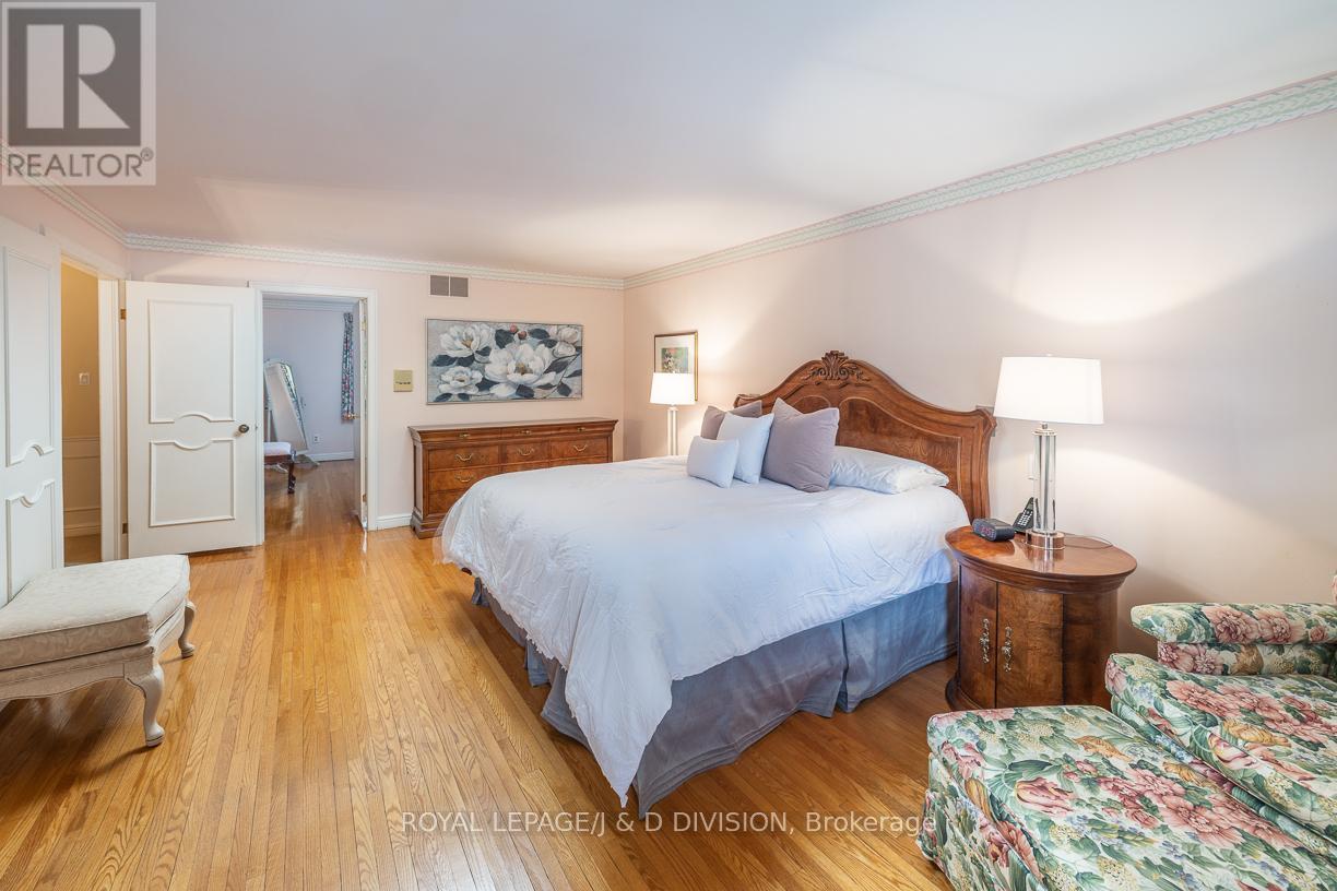 












16 BOBWHITE CRESCENT

,
Toronto,




Ontario
M2L2E1

