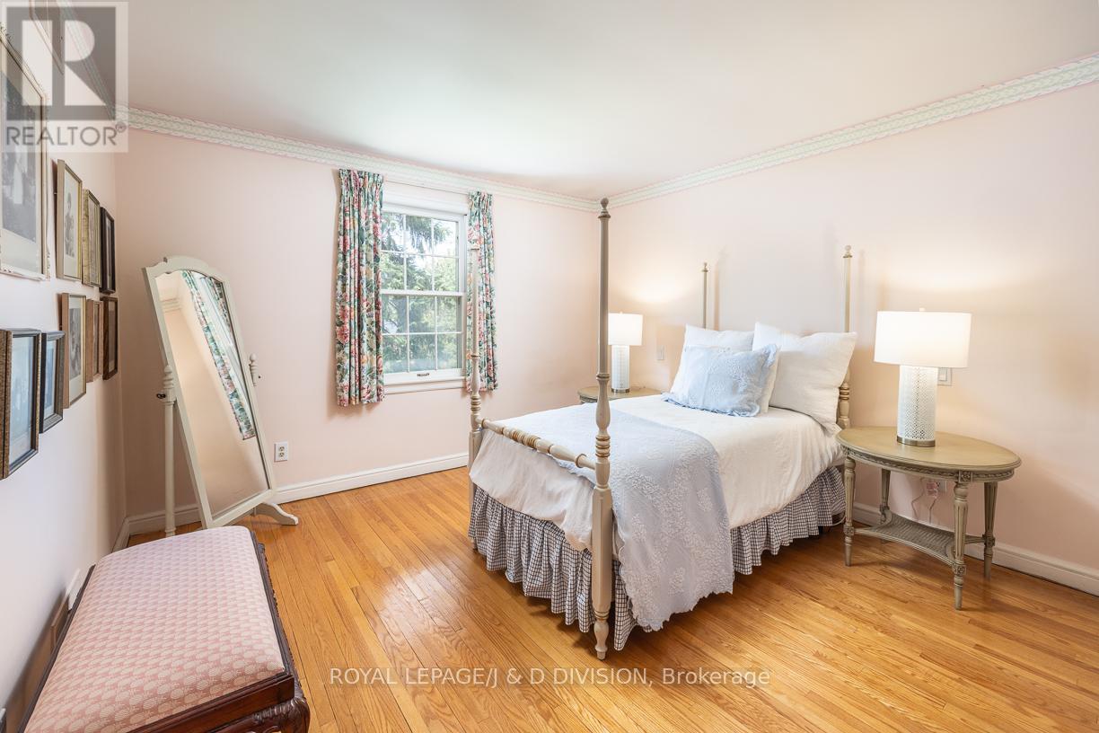 












16 BOBWHITE CRESCENT

,
Toronto,




Ontario
M2L2E1

