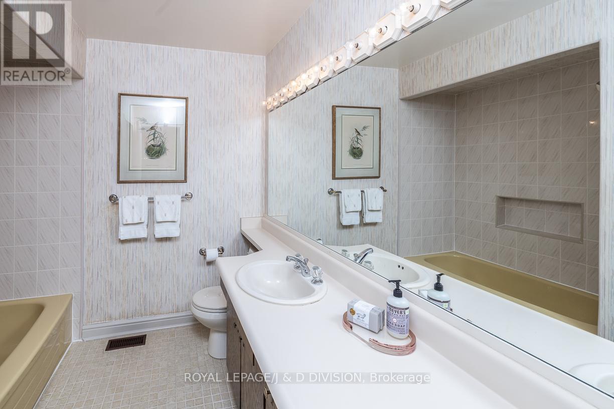 












16 BOBWHITE CRESCENT

,
Toronto,




Ontario
M2L2E1


