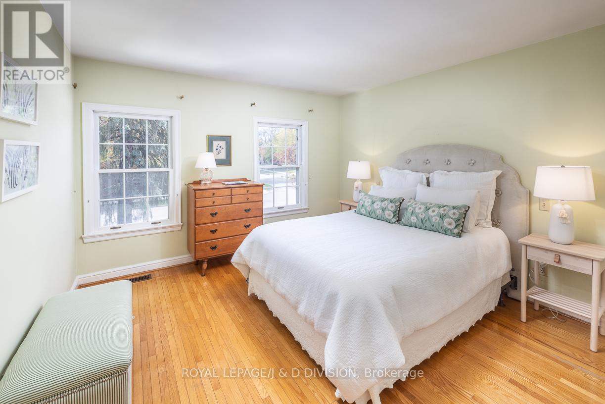 












16 BOBWHITE CRESCENT

,
Toronto,




Ontario
M2L2E1

