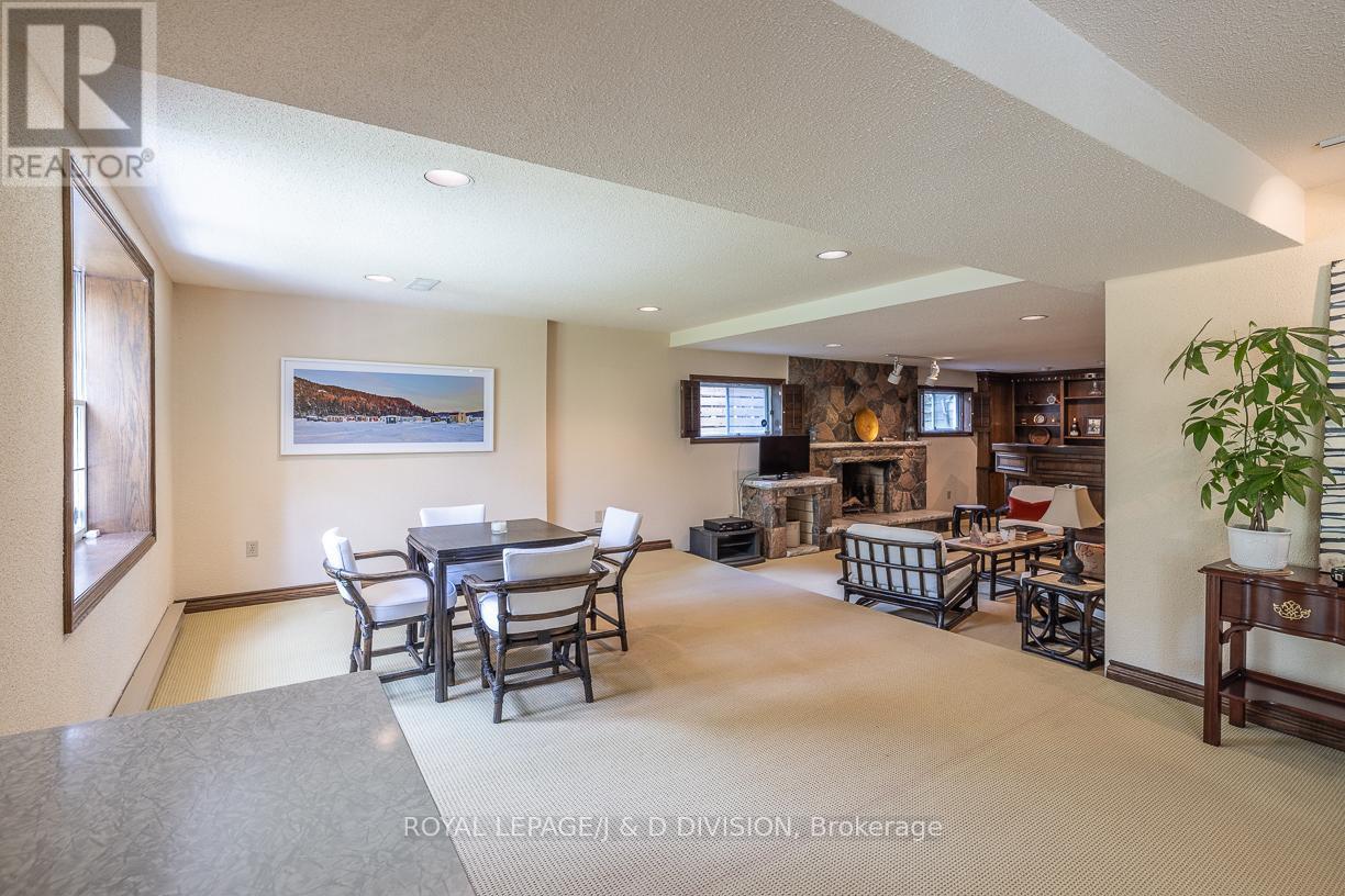 












16 BOBWHITE CRESCENT

,
Toronto,




Ontario
M2L2E1

