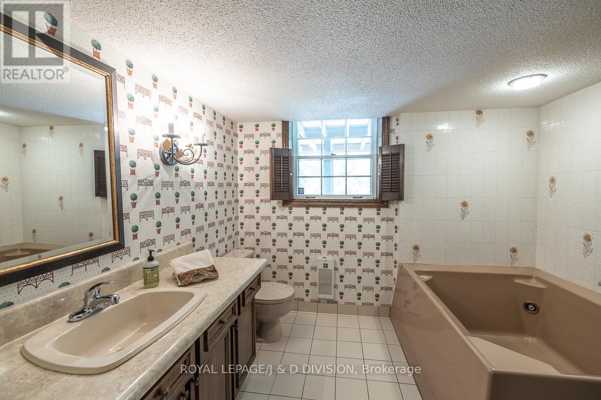 












16 BOBWHITE CRESCENT

,
Toronto,




Ontario
M2L2E1

