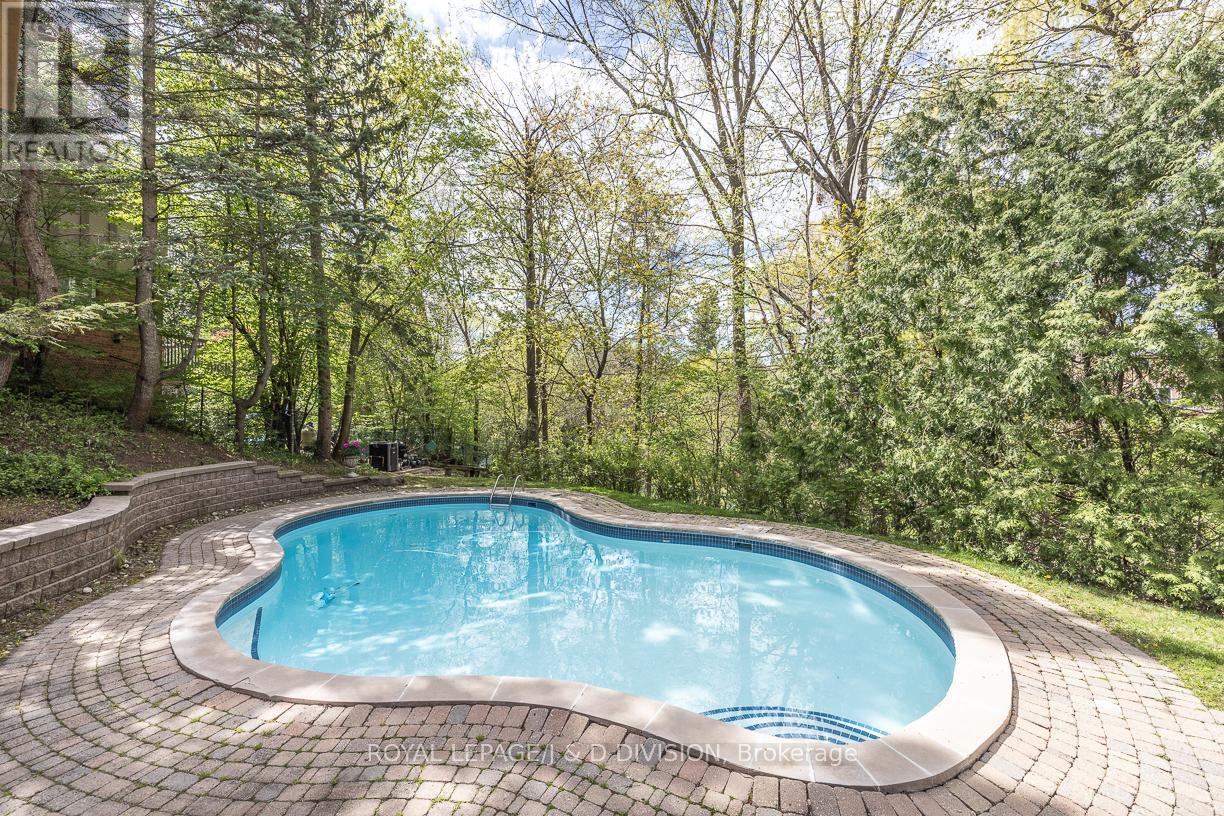 












16 BOBWHITE CRESCENT

,
Toronto,




Ontario
M2L2E1

