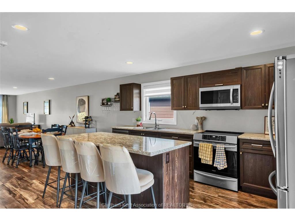 









62


MOONSTONE

Crescent,
Chatham,




ON
N7M 0S1

