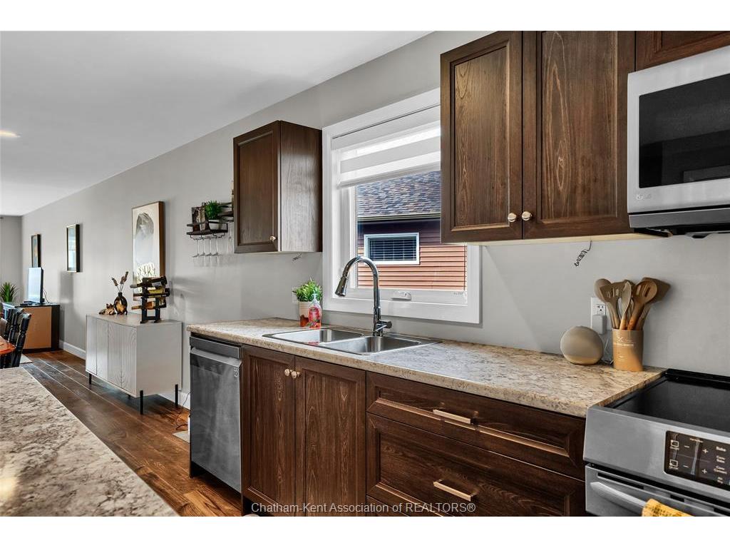









62


MOONSTONE

Crescent,
Chatham,




ON
N7M 0S1

