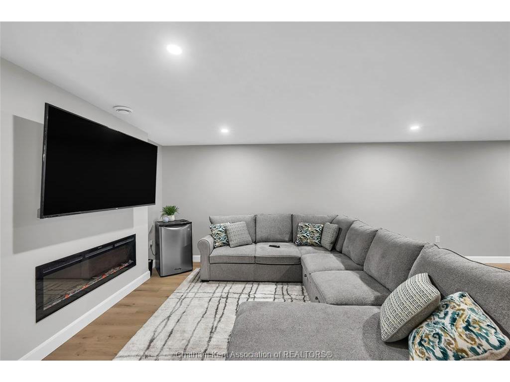 









62


MOONSTONE

Crescent,
Chatham,




ON
N7M 0S1

