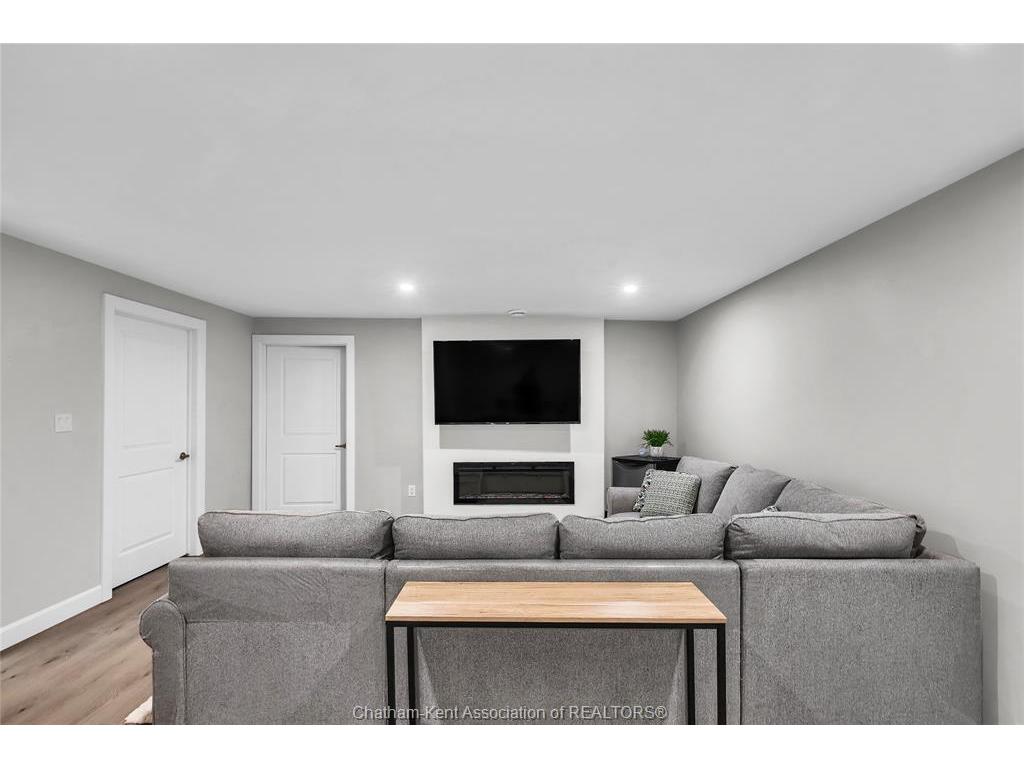 









62


MOONSTONE

Crescent,
Chatham,




ON
N7M 0S1

