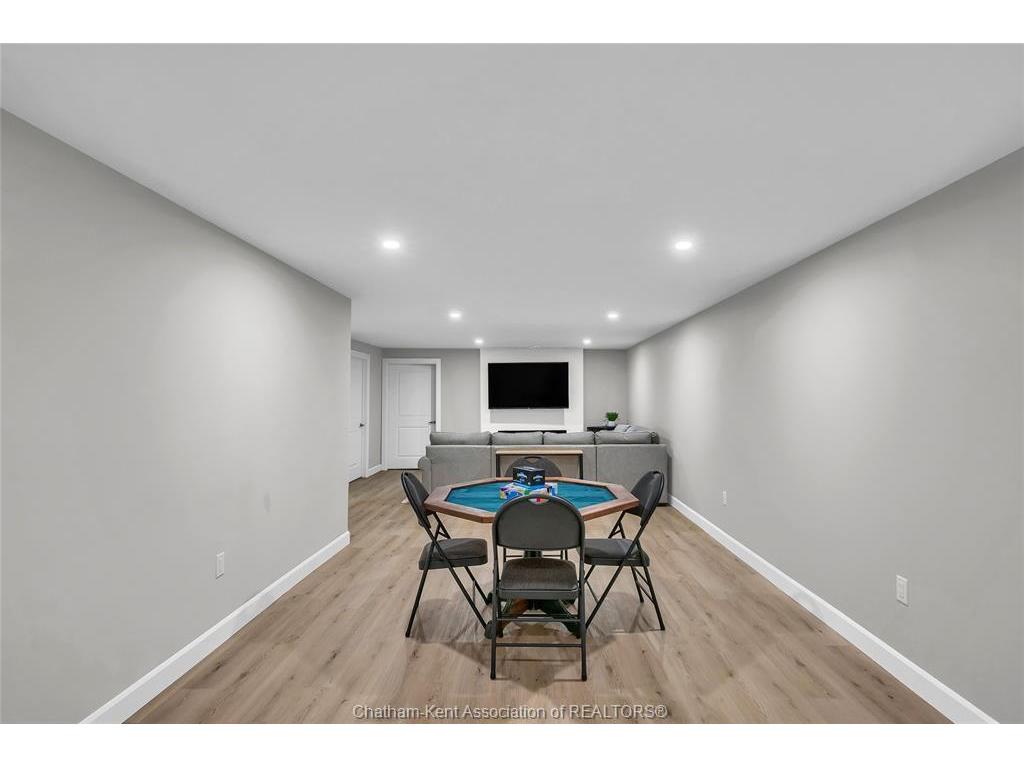 









62


MOONSTONE

Crescent,
Chatham,




ON
N7M 0S1

