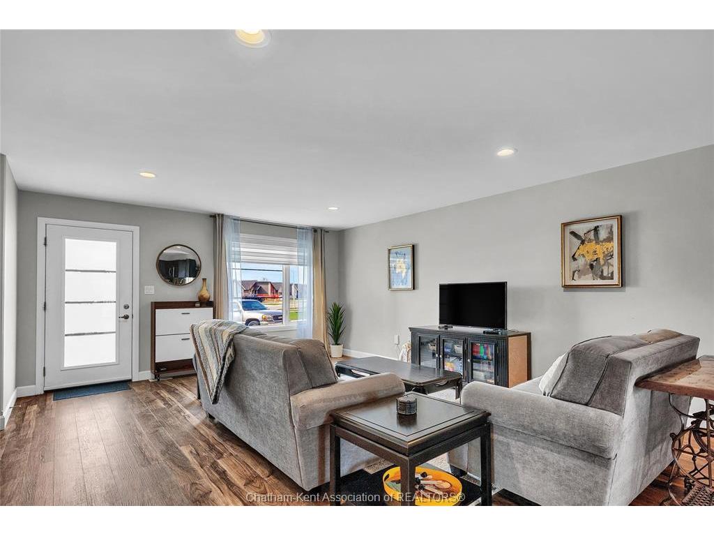 









62


MOONSTONE

Crescent,
Chatham,




ON
N7M 0S1


