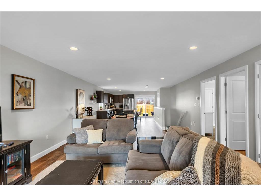 









62


MOONSTONE

Crescent,
Chatham,




ON
N7M 0S1

