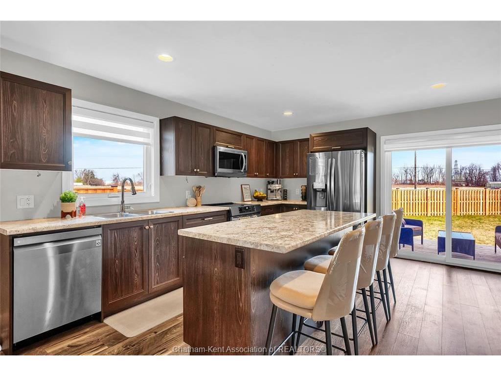 









62


MOONSTONE

Crescent,
Chatham,




ON
N7M 0S1

