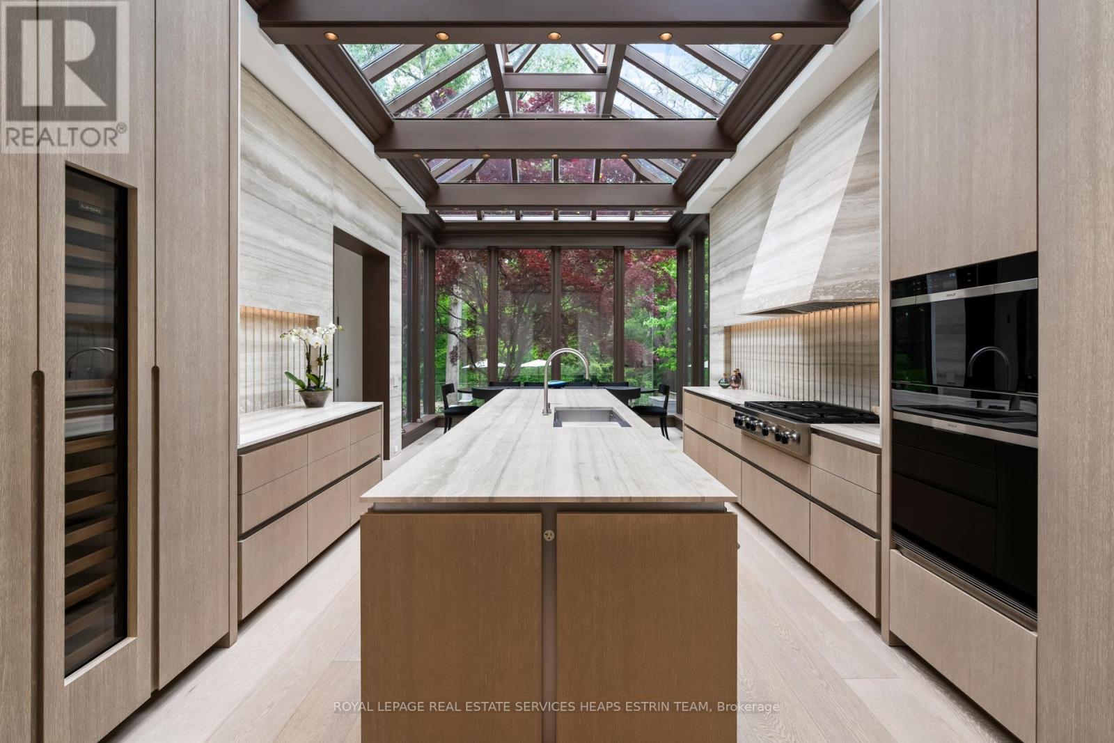 












25 NORTH DRIVE

,
Toronto,




Ontario
M9A4R1

