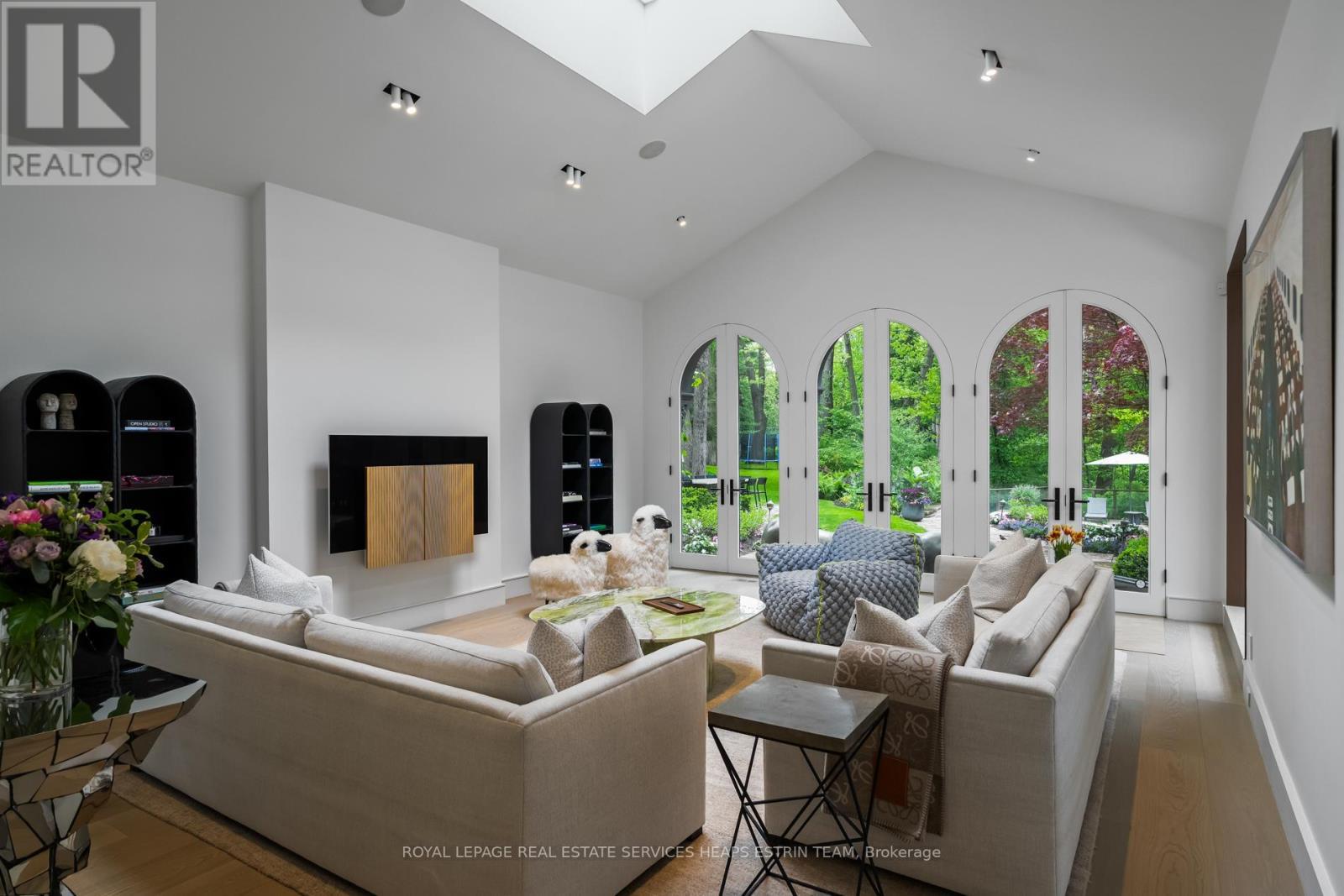 












25 NORTH DRIVE

,
Toronto,




Ontario
M9A4R1

