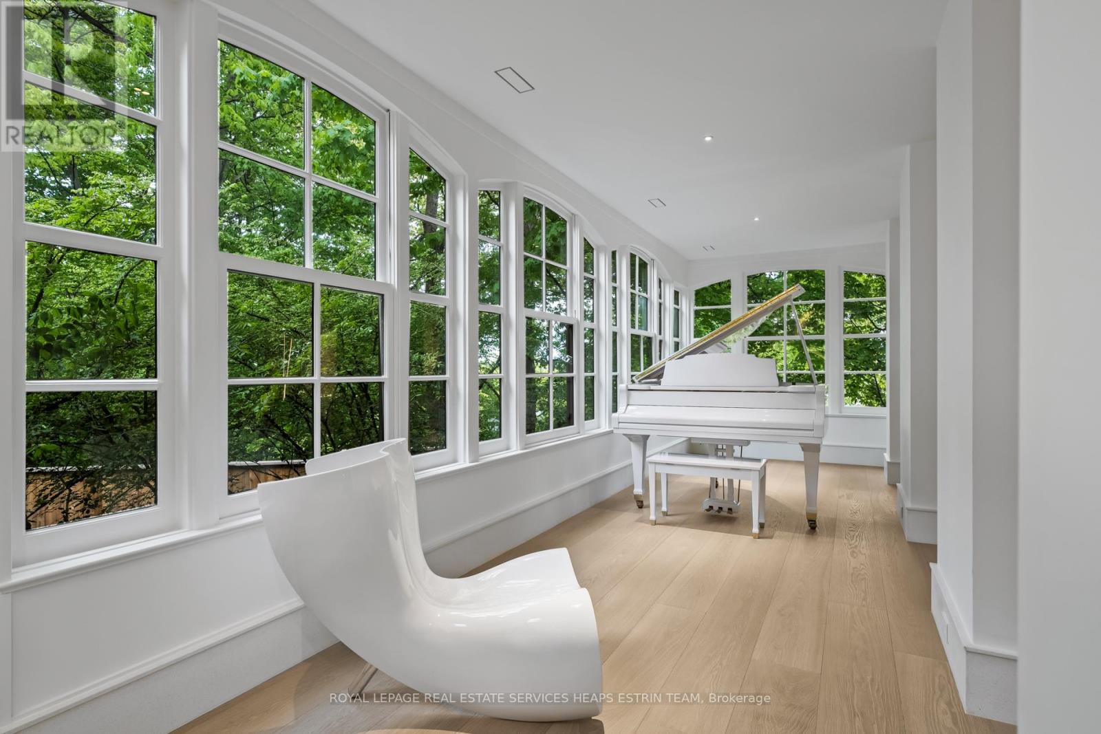 












25 NORTH DRIVE

,
Toronto,




Ontario
M9A4R1

