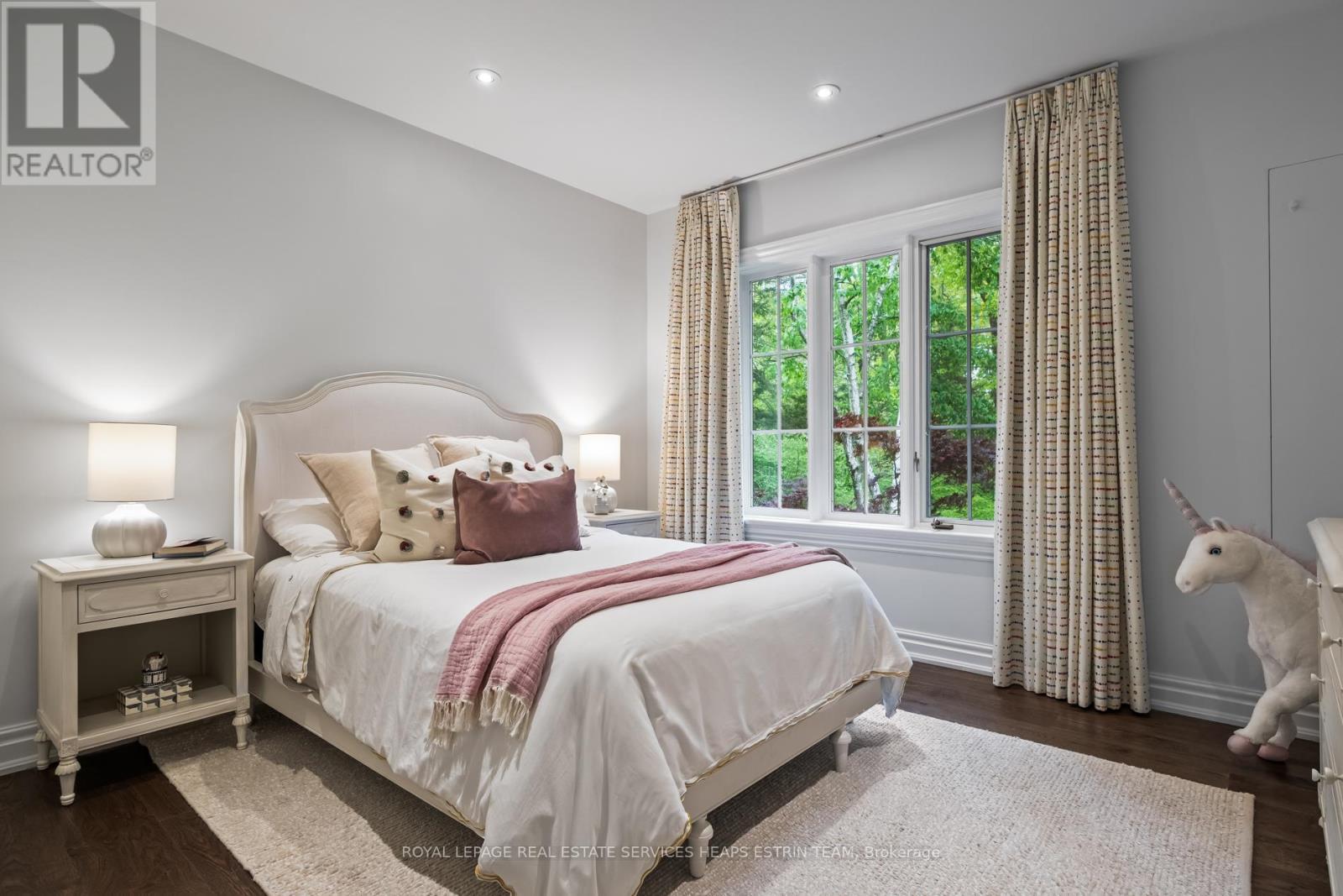 












25 NORTH DRIVE

,
Toronto,




Ontario
M9A4R1

