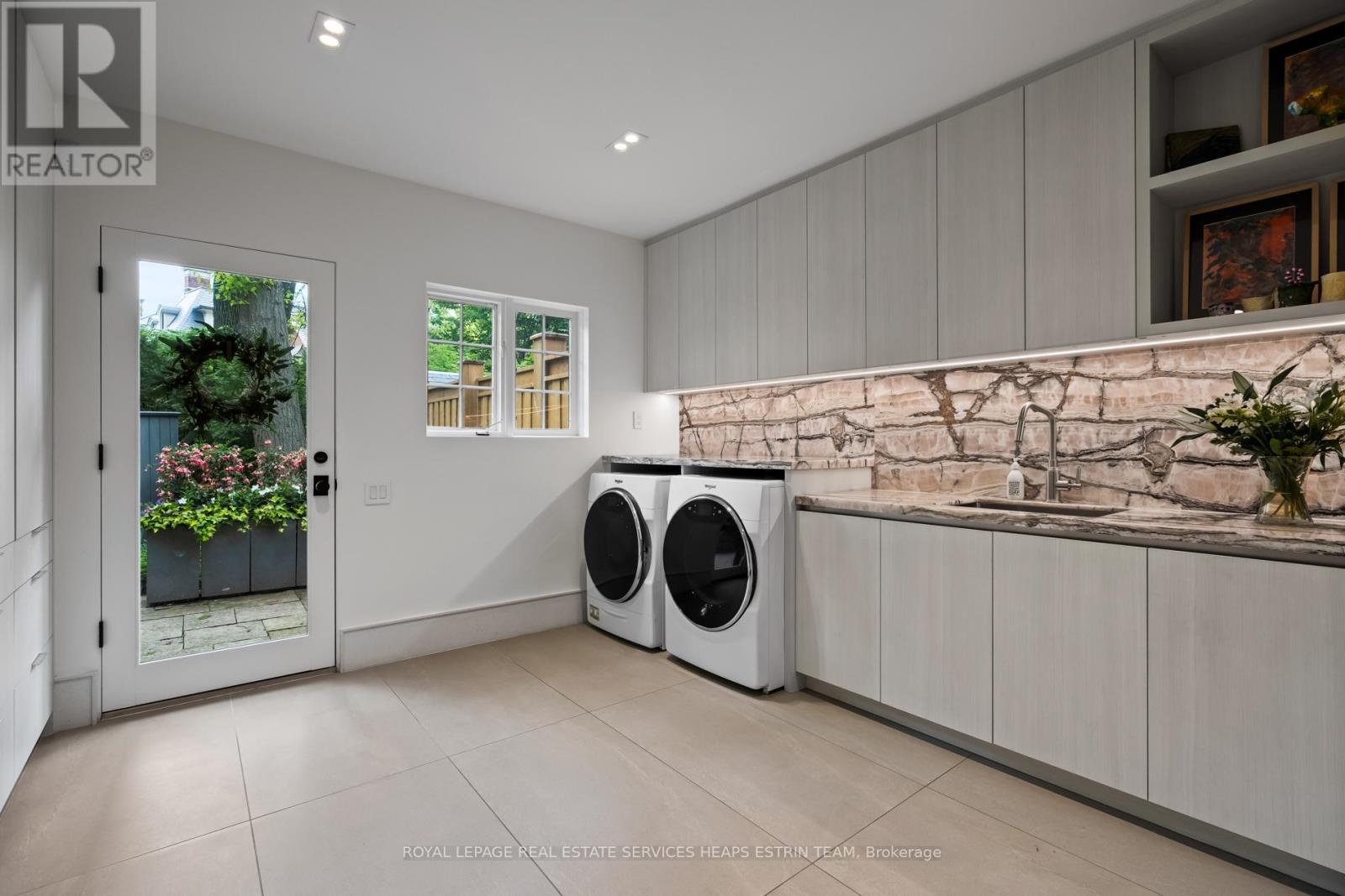 












25 NORTH DRIVE

,
Toronto,




Ontario
M9A4R1

