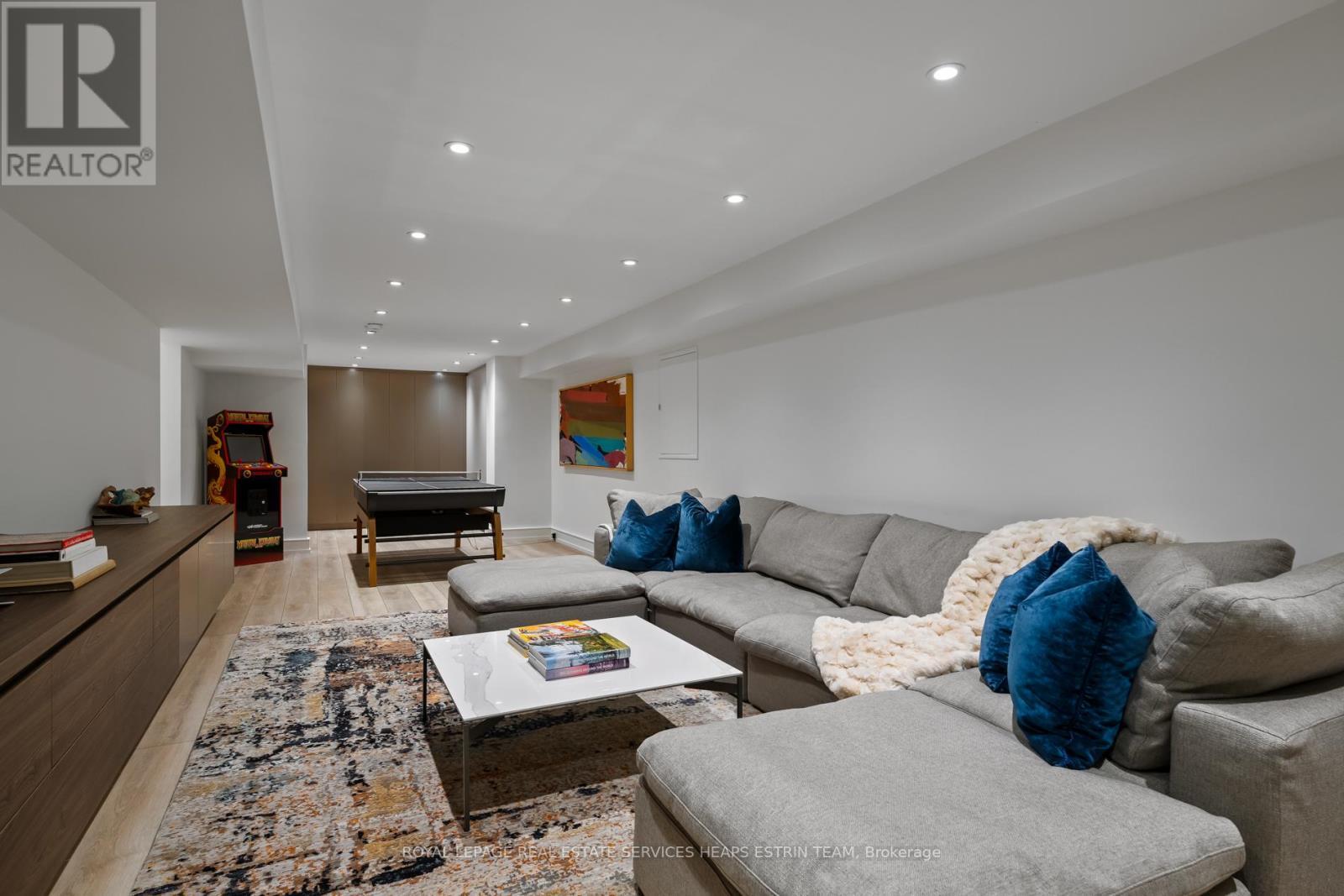 












25 NORTH DRIVE

,
Toronto,




Ontario
M9A4R1

