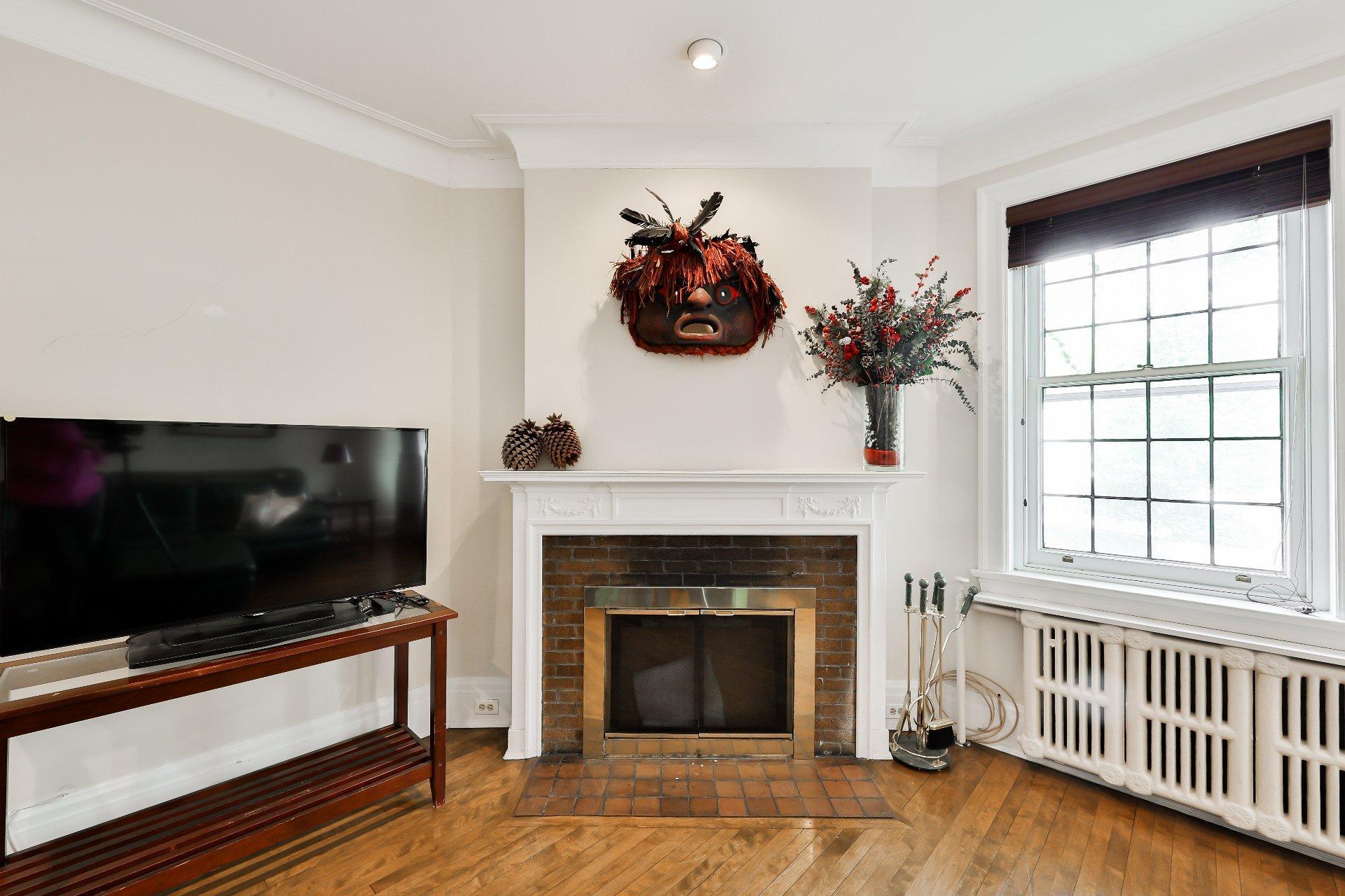 









240


Av. Redfern

,
Westmount,




QC
H3Z2G3

