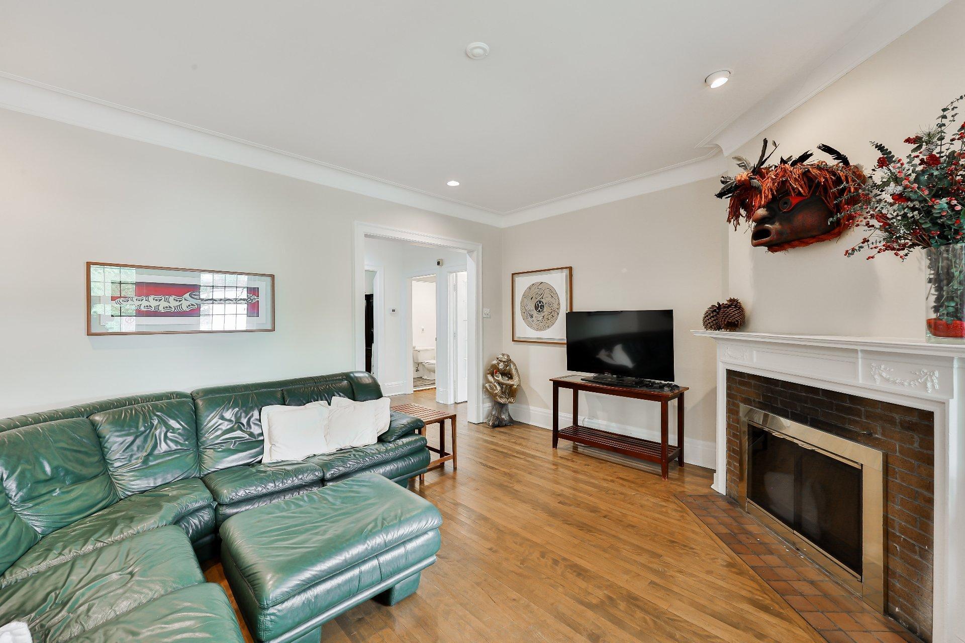 









240


Av. Redfern

,
Westmount,




QC
H3Z2G3

