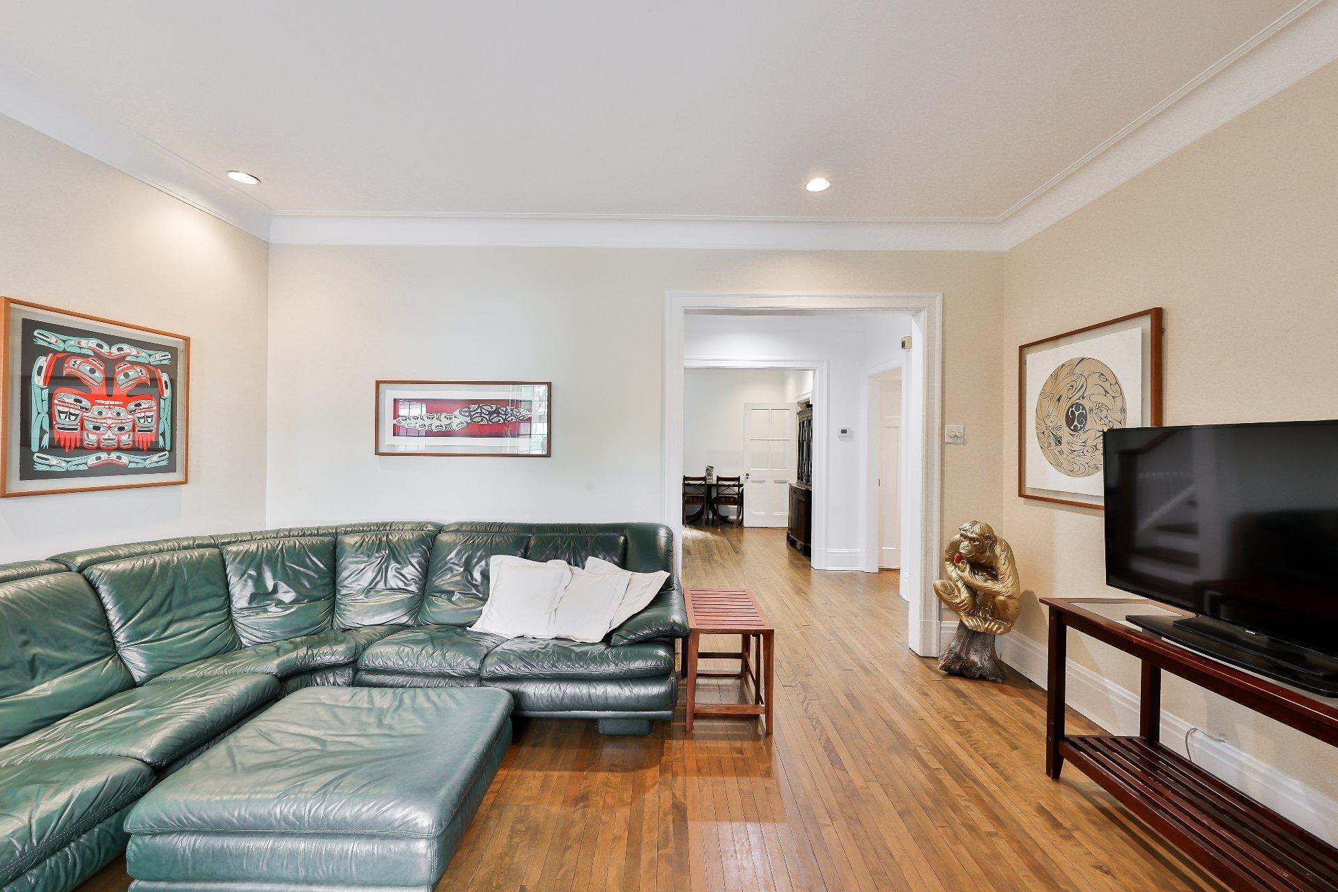 









240


Av. Redfern

,
Westmount,




QC
H3Z2G3

