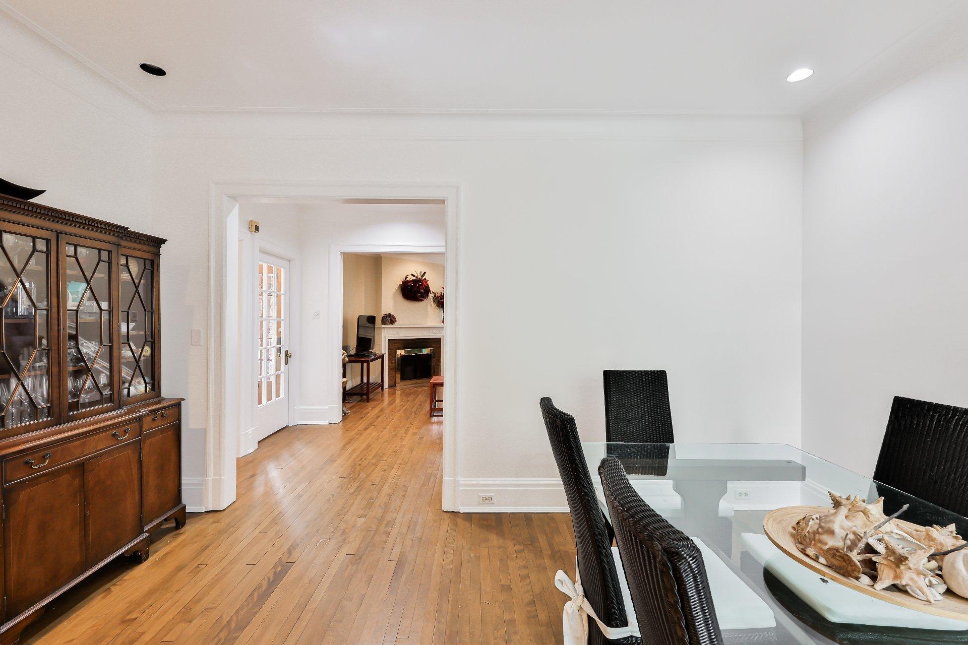 









240


Av. Redfern

,
Westmount,




QC
H3Z2G3


