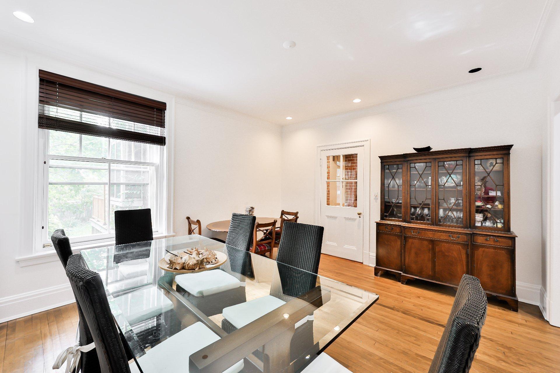 









240


Av. Redfern

,
Westmount,




QC
H3Z2G3


