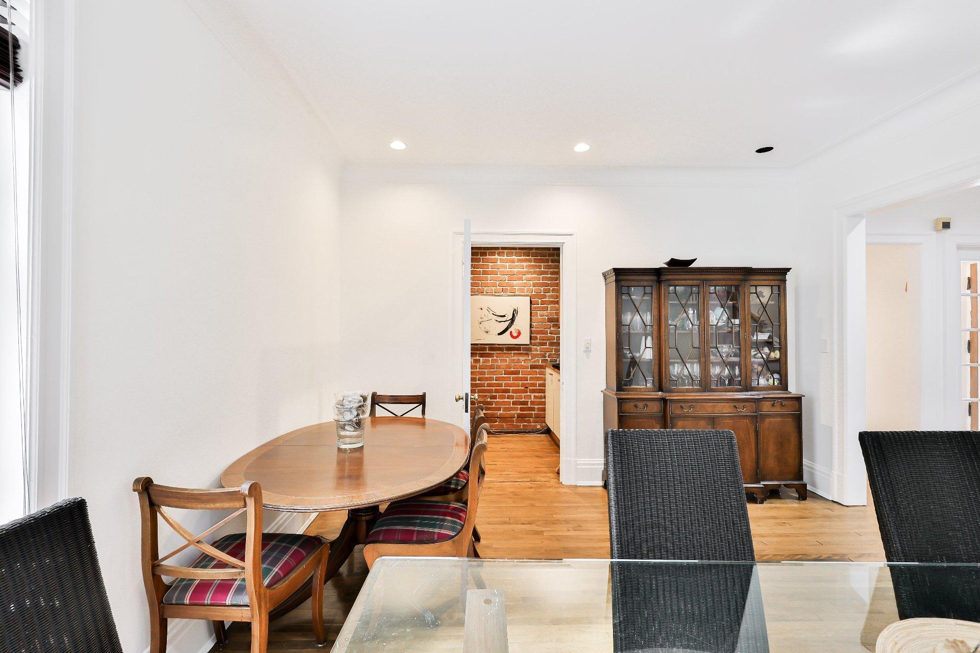 









240


Av. Redfern

,
Westmount,




QC
H3Z2G3

