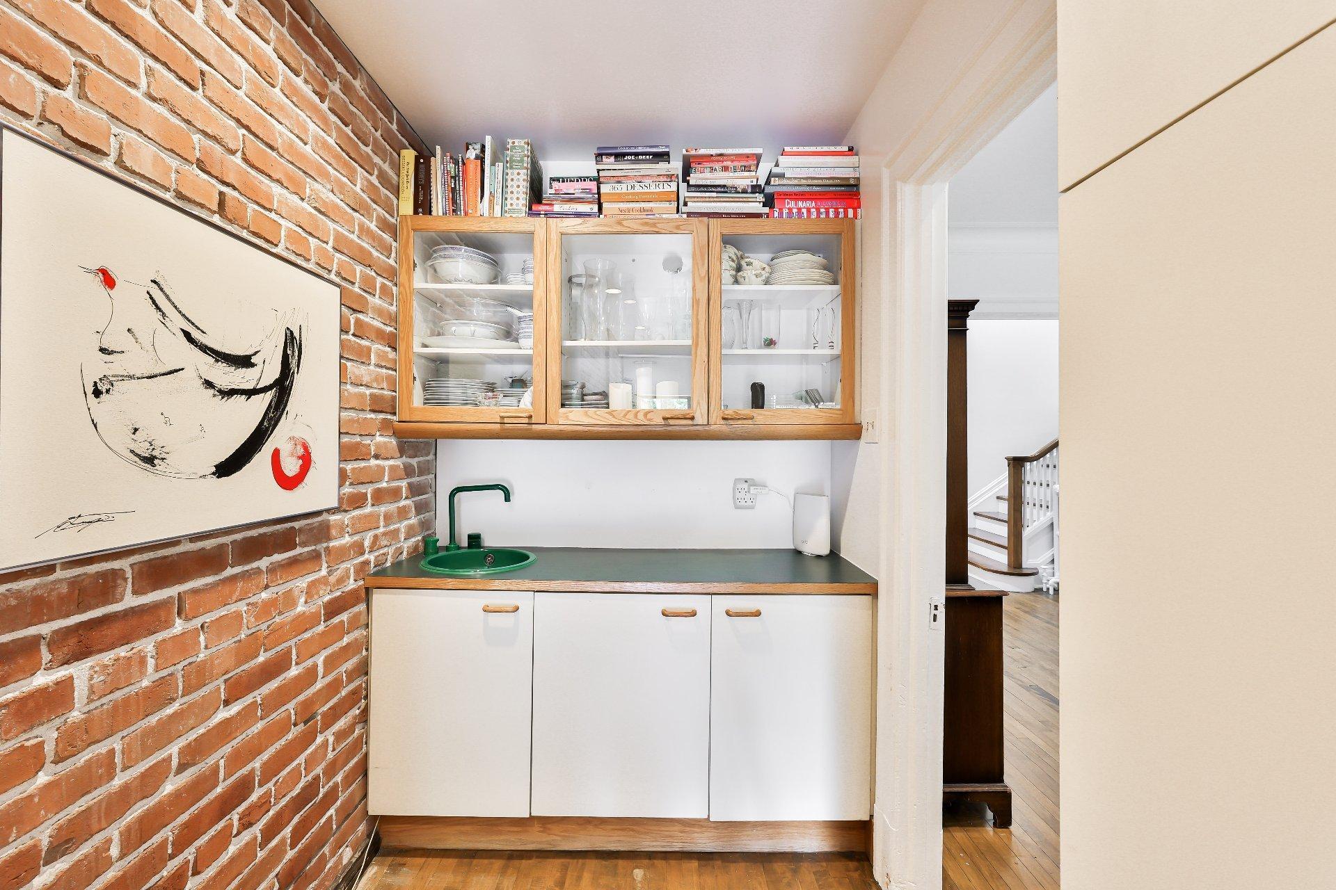 









240


Av. Redfern

,
Westmount,




QC
H3Z2G3

