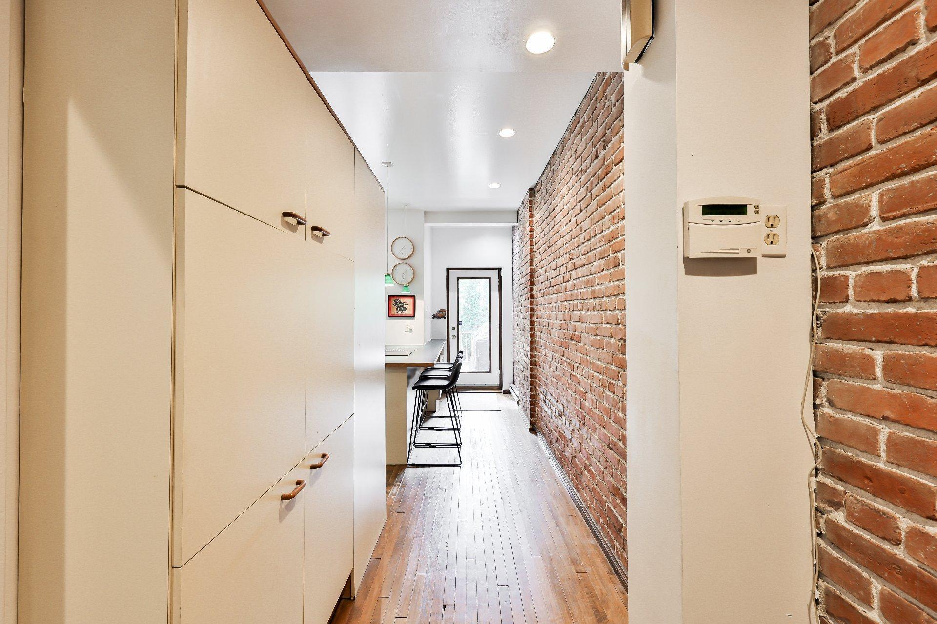 









240


Av. Redfern

,
Westmount,




QC
H3Z2G3


