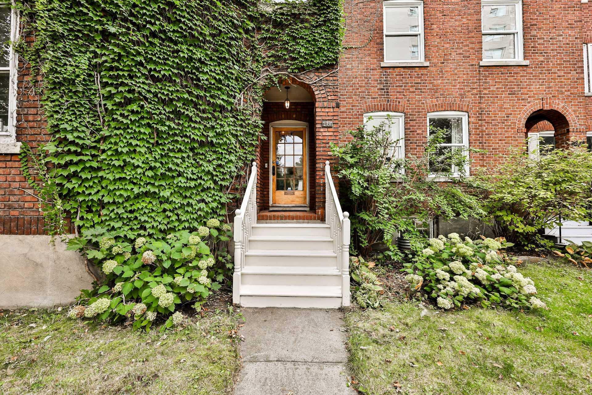 









240


Av. Redfern

,
Westmount,




QC
H3Z2G3

