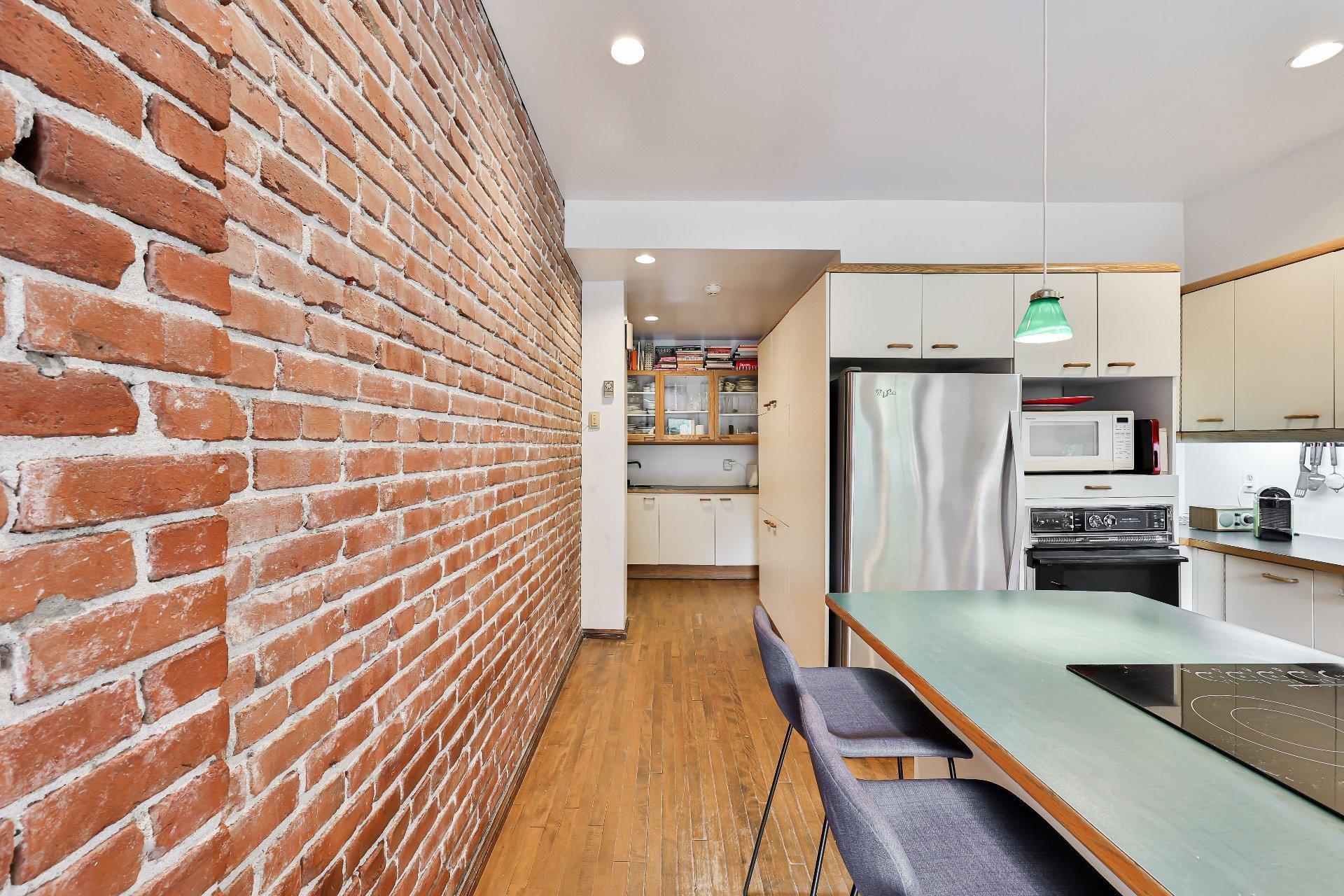 









240


Av. Redfern

,
Westmount,




QC
H3Z2G3

