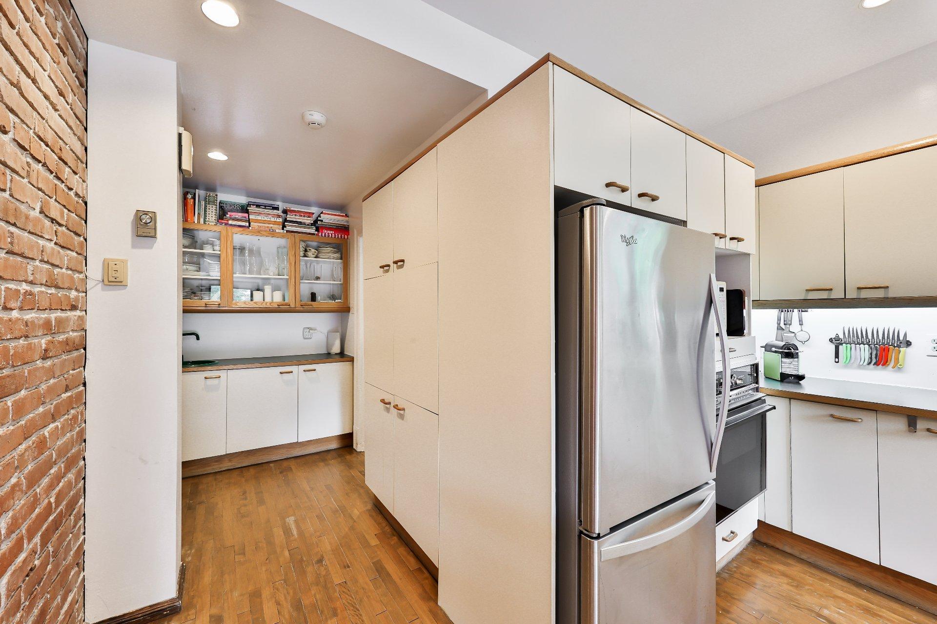 









240


Av. Redfern

,
Westmount,




QC
H3Z2G3

