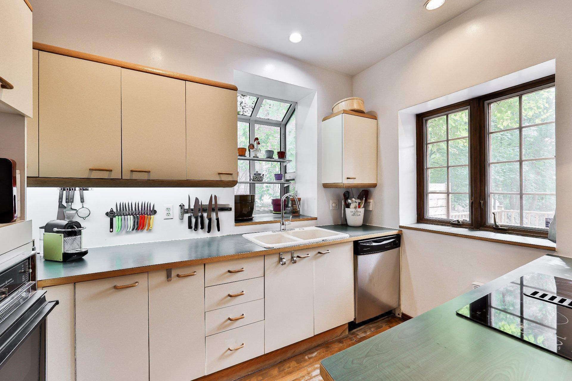 









240


Av. Redfern

,
Westmount,




QC
H3Z2G3

