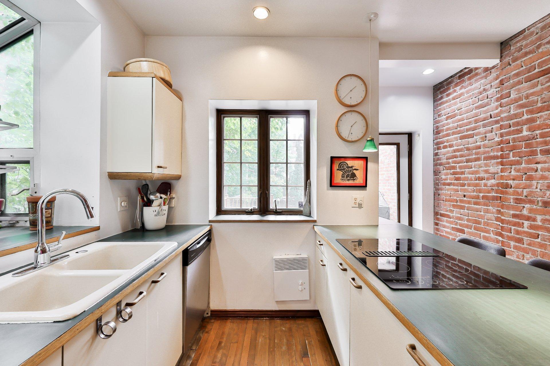 









240


Av. Redfern

,
Westmount,




QC
H3Z2G3

