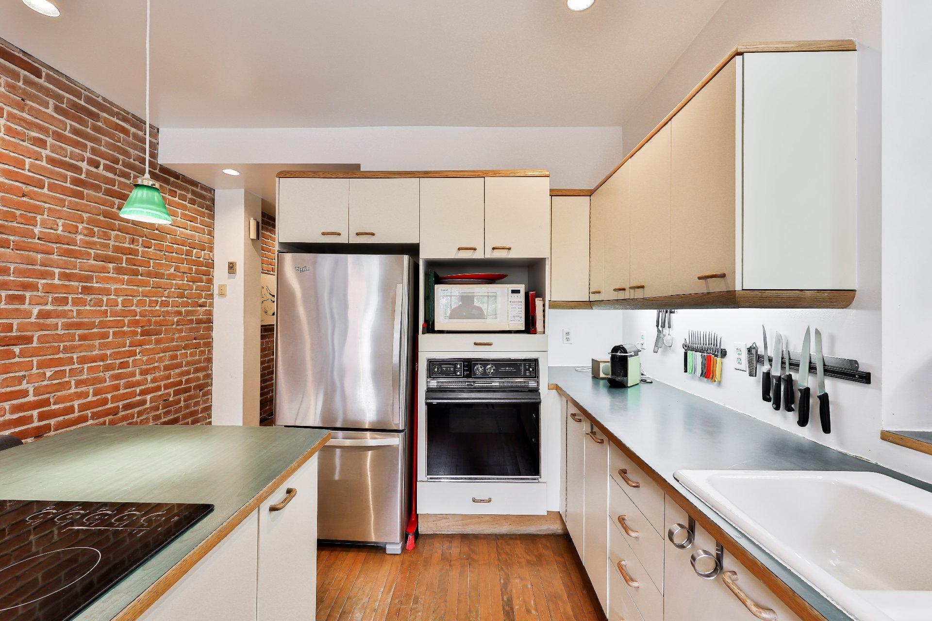 









240


Av. Redfern

,
Westmount,




QC
H3Z2G3


