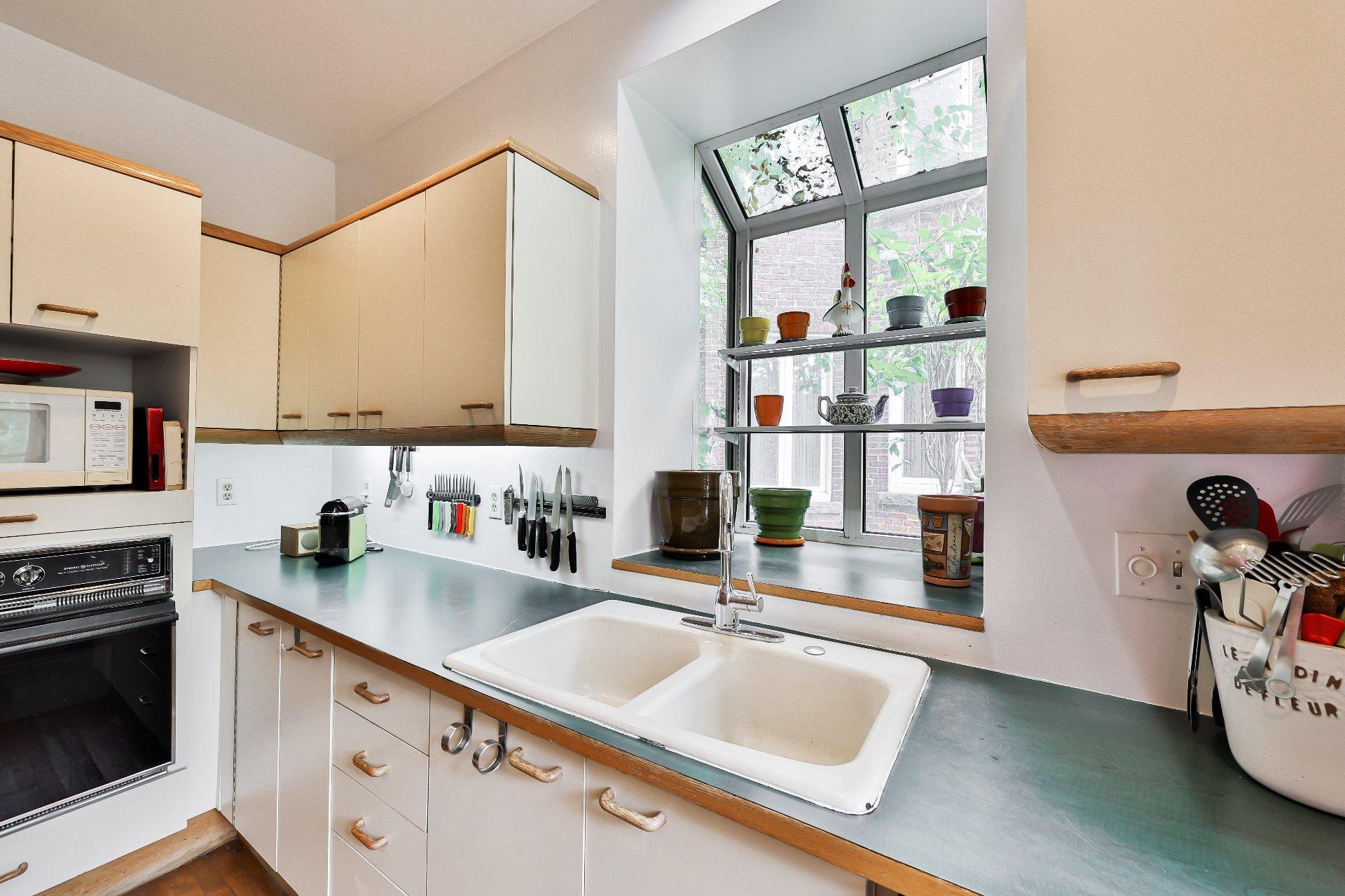 









240


Av. Redfern

,
Westmount,




QC
H3Z2G3

