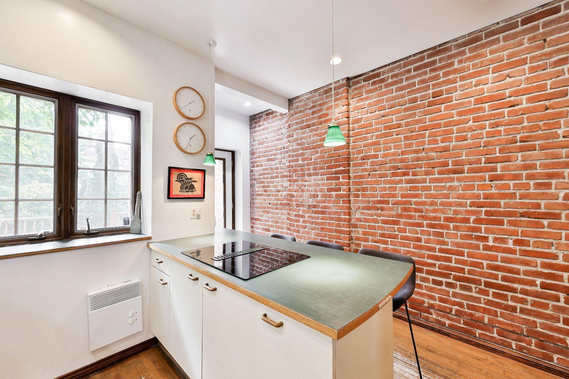 









240


Av. Redfern

,
Westmount,




QC
H3Z2G3

