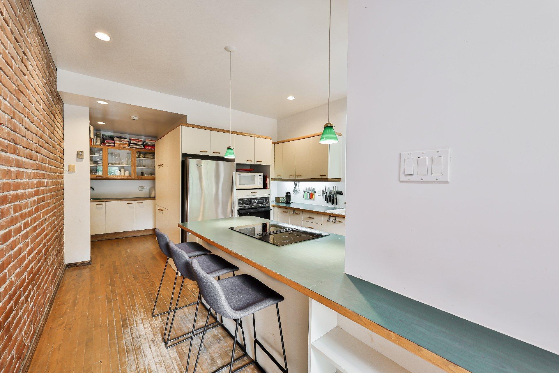 









240


Av. Redfern

,
Westmount,




QC
H3Z2G3

