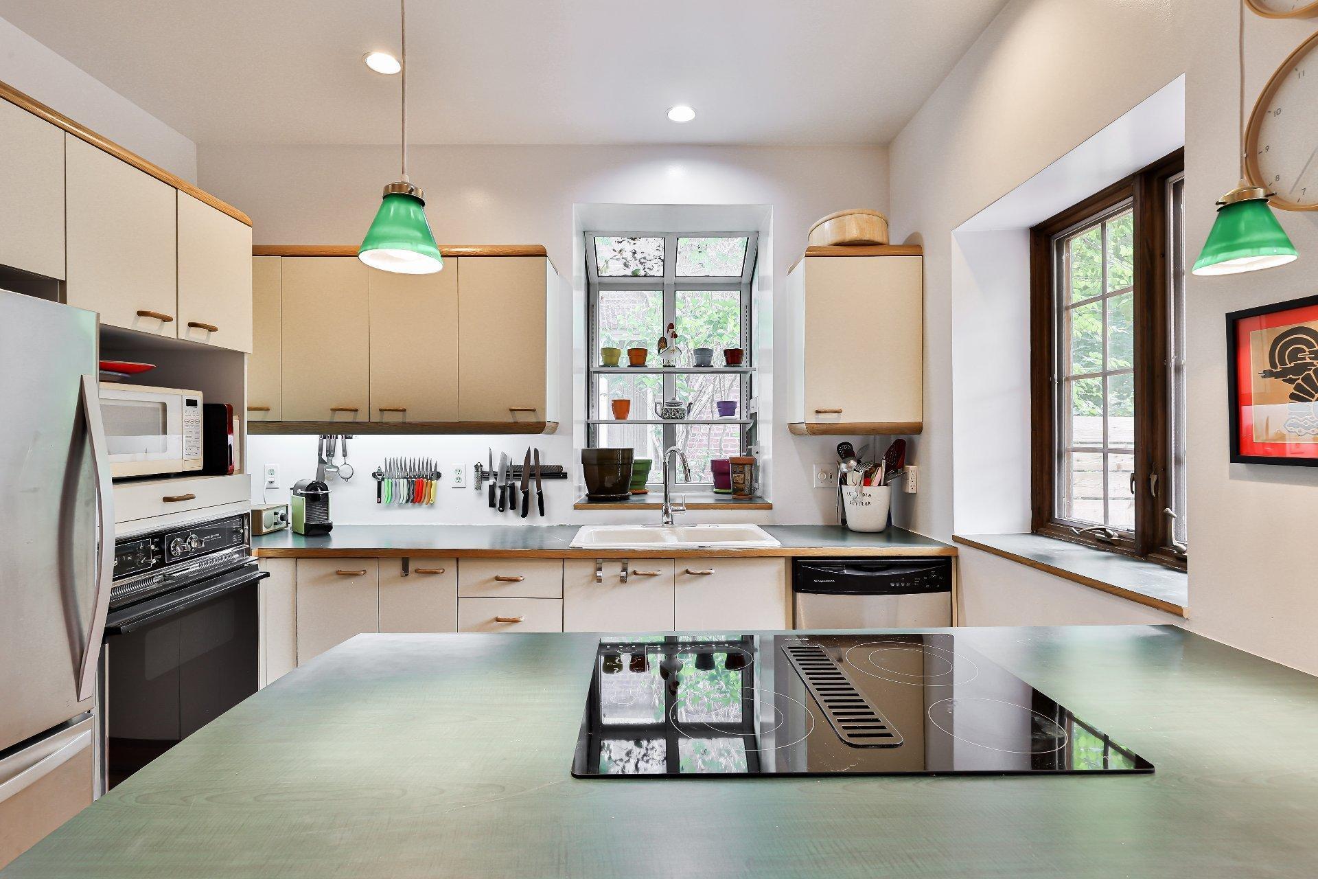 









240


Av. Redfern

,
Westmount,




QC
H3Z2G3


